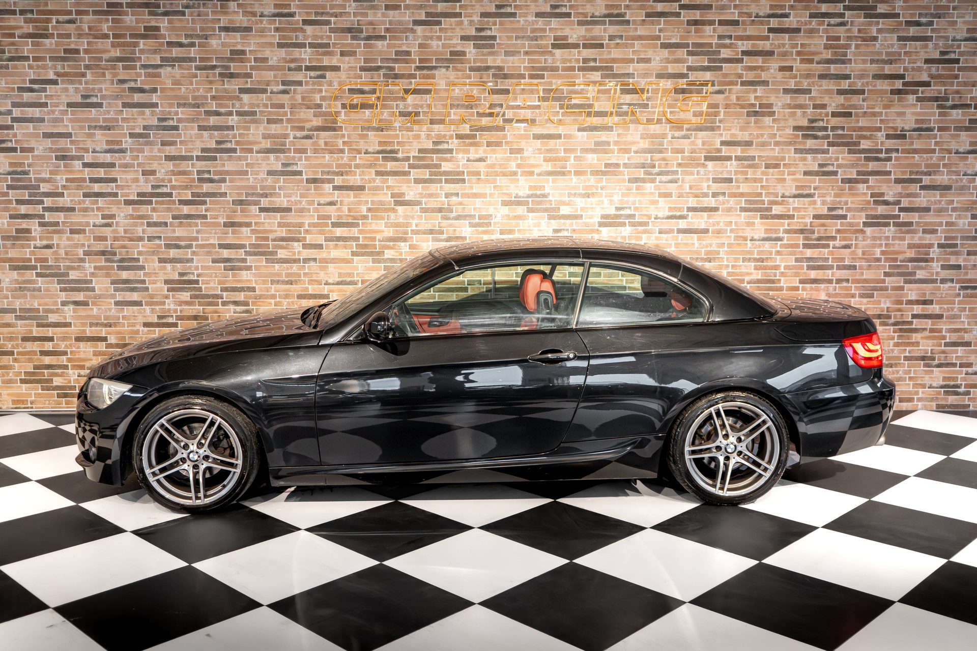 BMW 320i Cabriolet-image-1