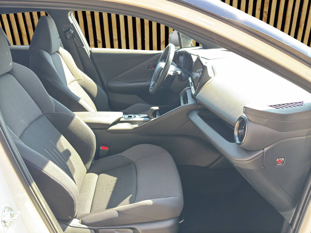 TOYOTA C-HR 2.0 PHEV Trend-showroom-element-3