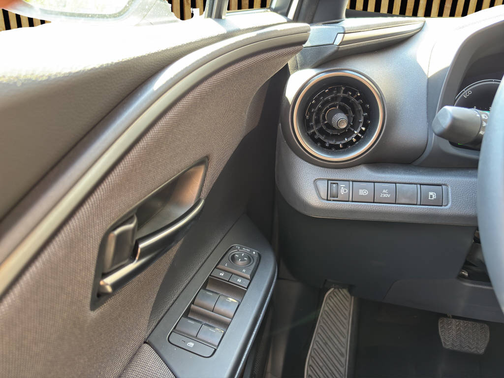 TOYOTA C-HR 2.0 PHEV Trend-image-11