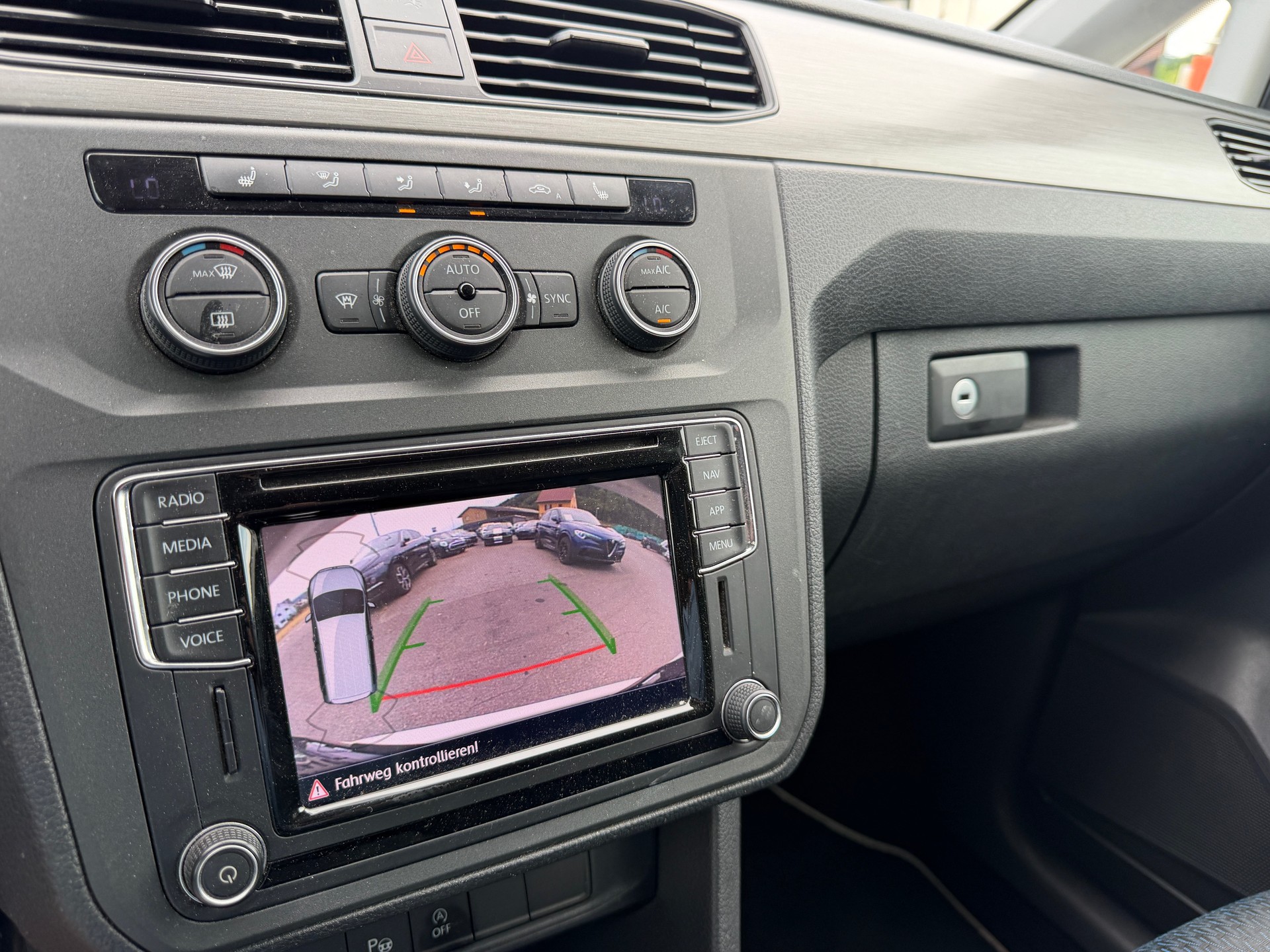 VW Caddy 2.0 TDI Highline DSG-image-10