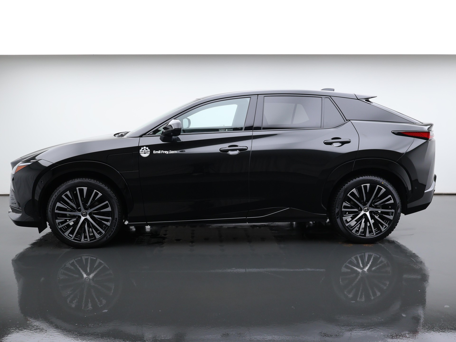 LEXUS RZ 450e Excellence-showroom-element-1