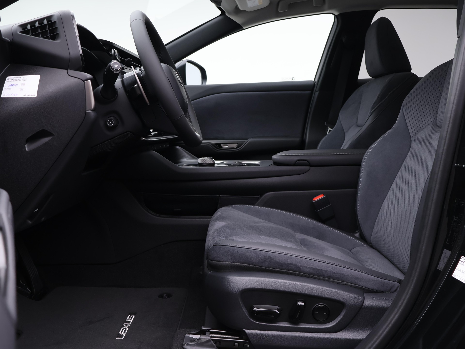 LEXUS RZ 450e Excellence-showroom-element-2