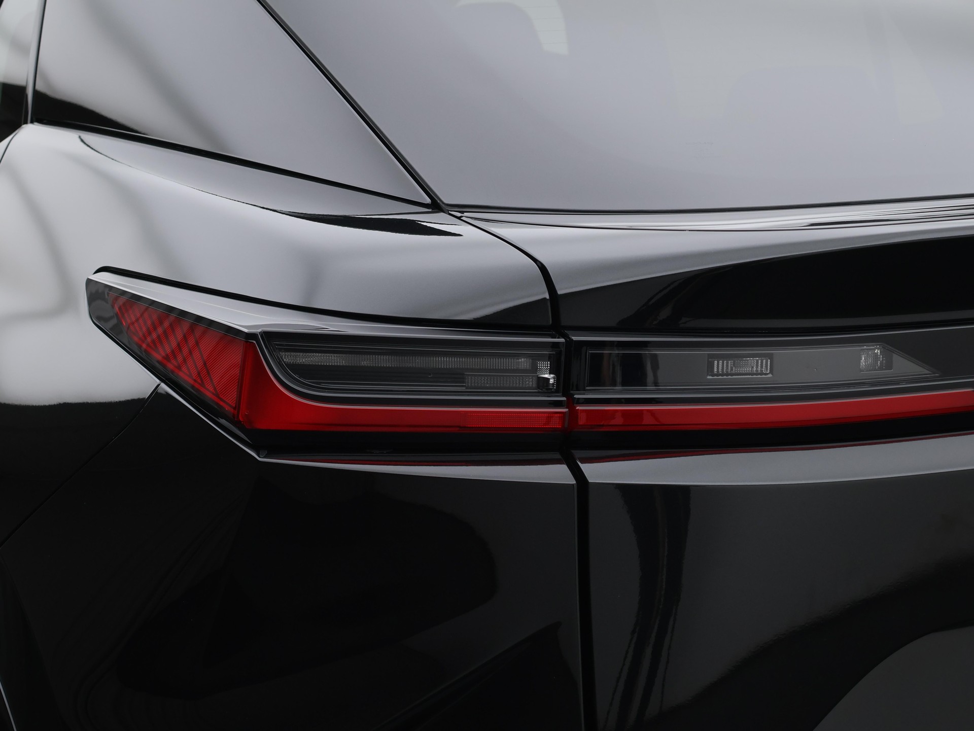 LEXUS RZ 450e Excellence-image-16