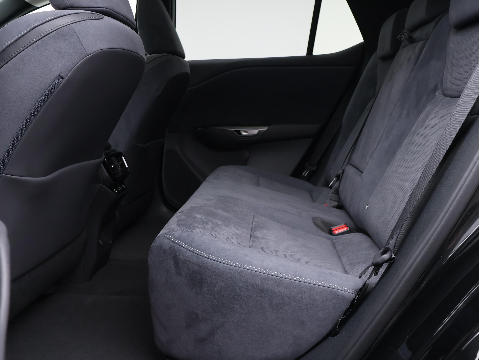 LEXUS RZ 450e Excellence-showroom-element-3