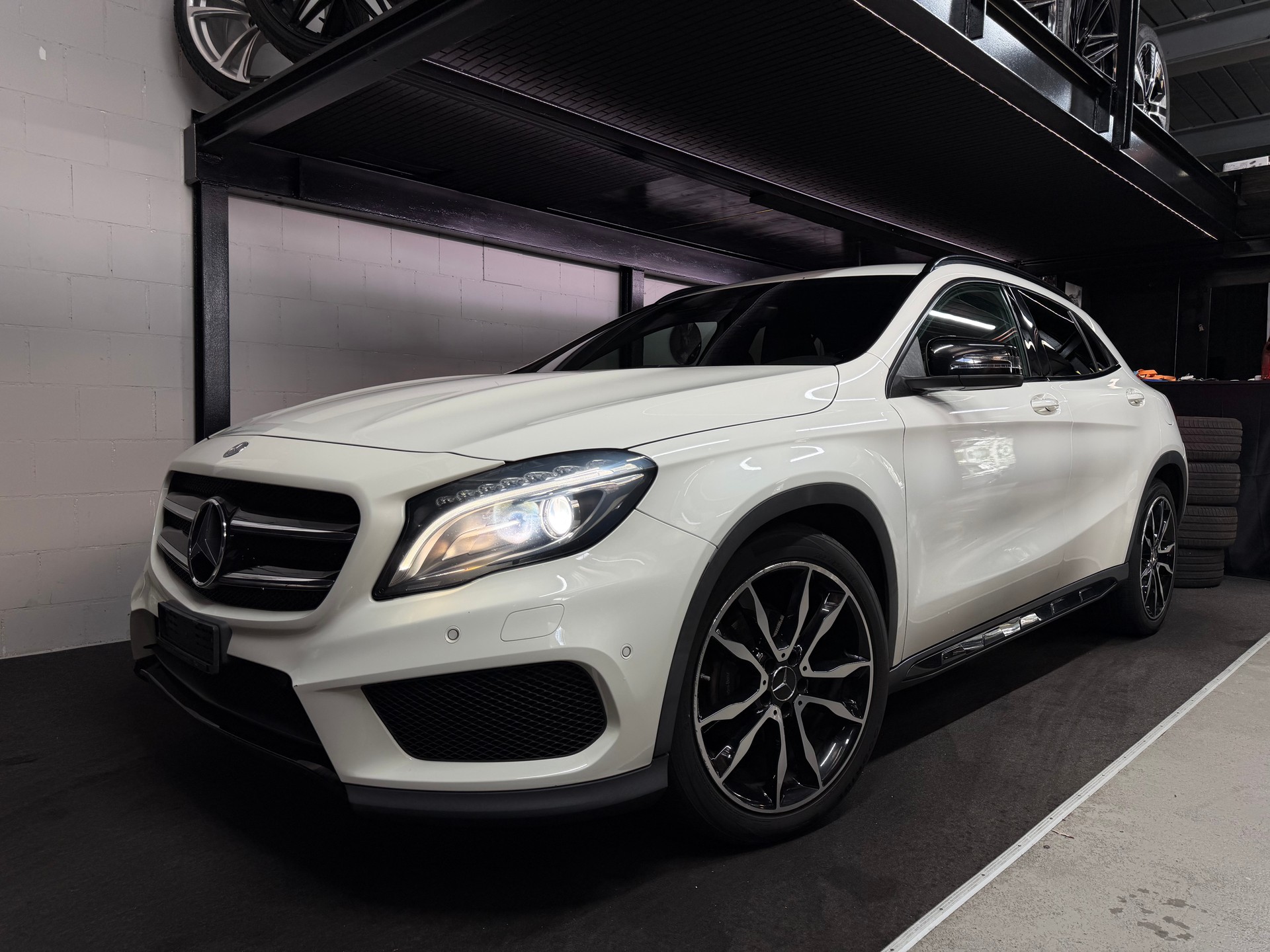 MERCEDES-BENZ GLA 200 AMG Line 7G-DCT-showroom-element-1
