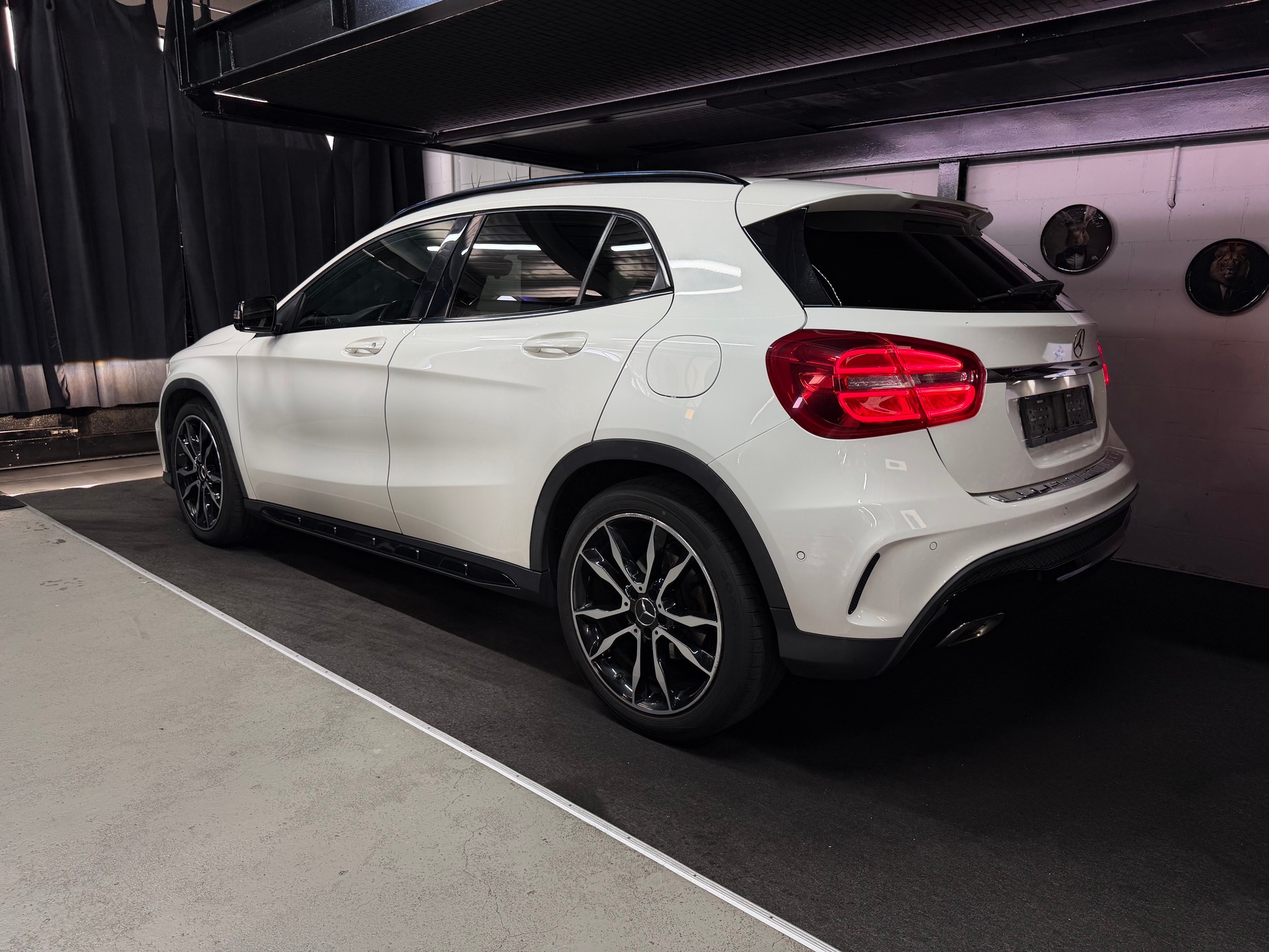 MERCEDES-BENZ GLA 200 AMG Line 7G-DCT-showroom-element-2