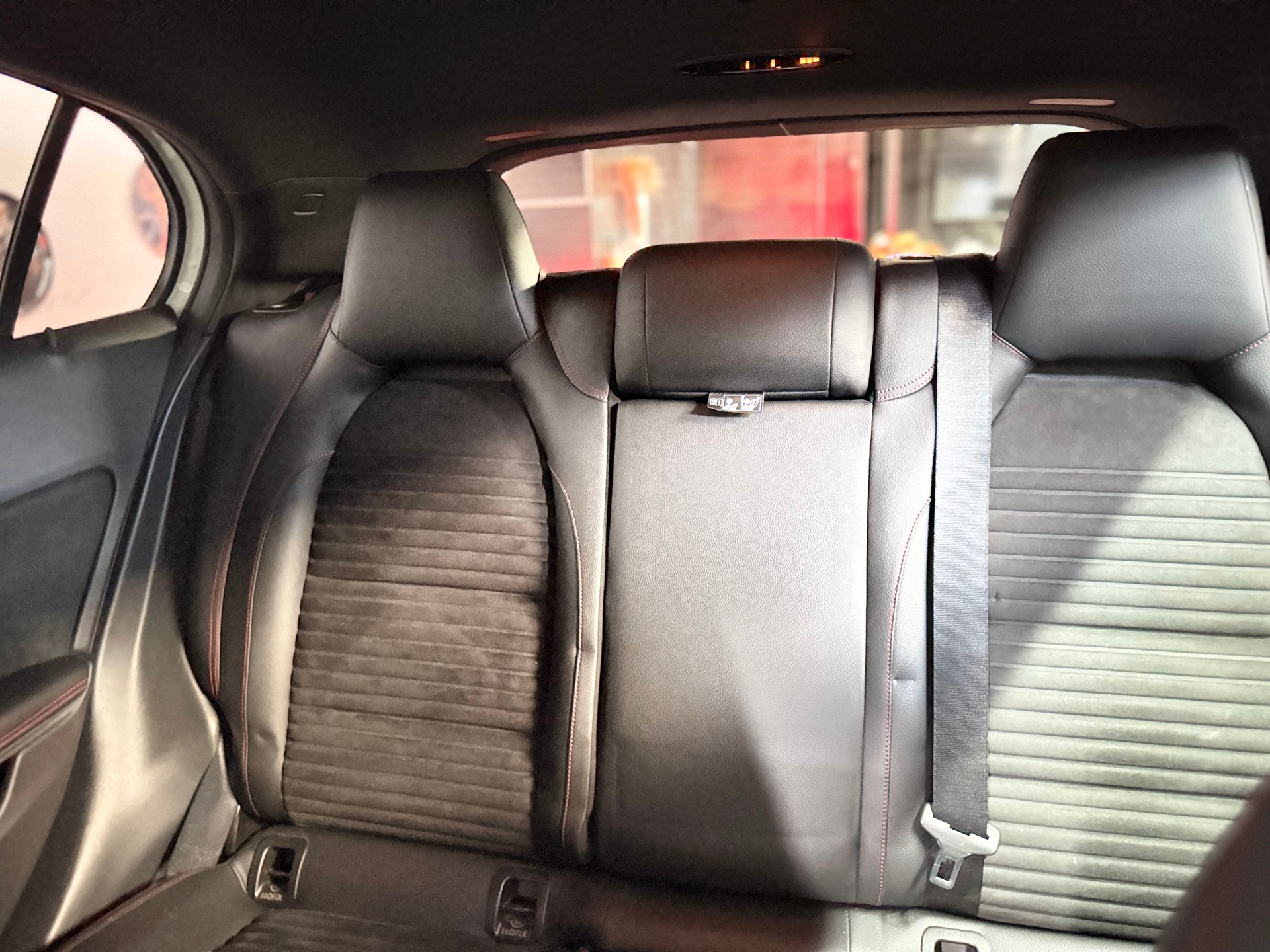 MERCEDES-BENZ GLA 200 AMG Line 7G-DCT-image-8
