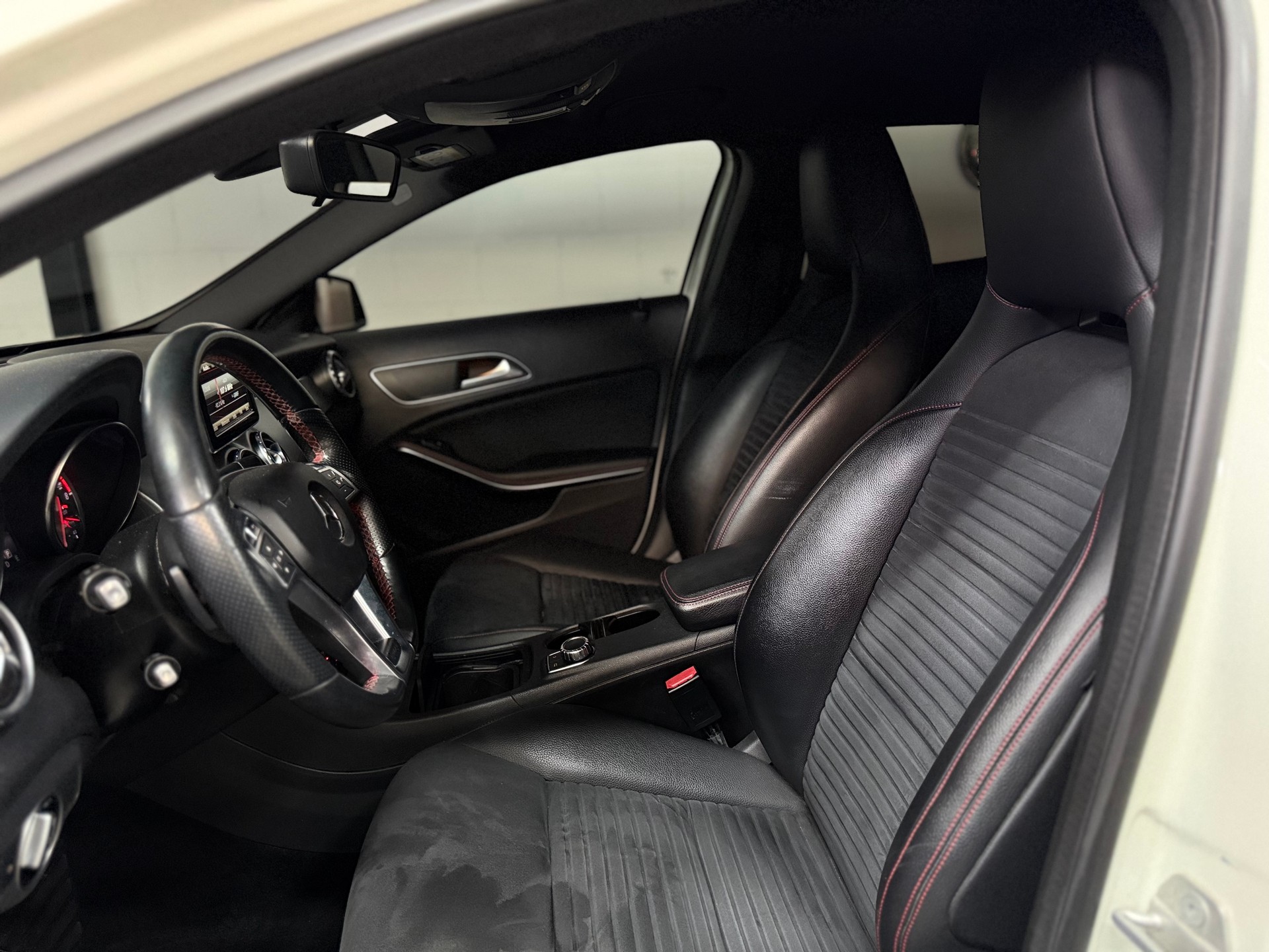 MERCEDES-BENZ GLA 200 AMG Line 7G-DCT-image-5