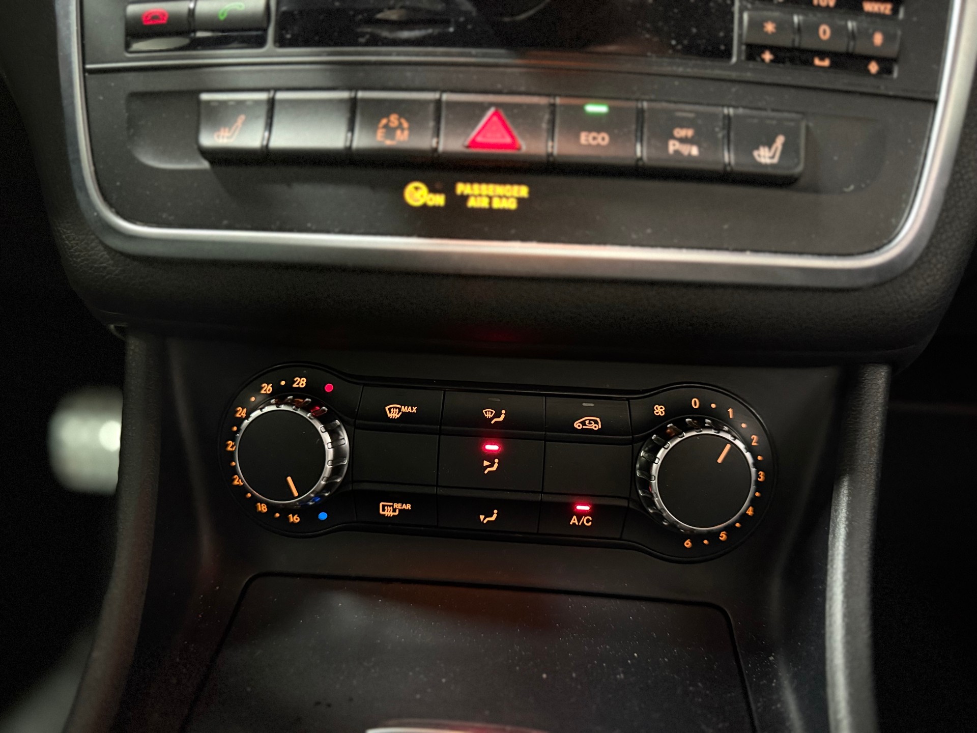 MERCEDES-BENZ GLA 200 AMG Line 7G-DCT-image-17