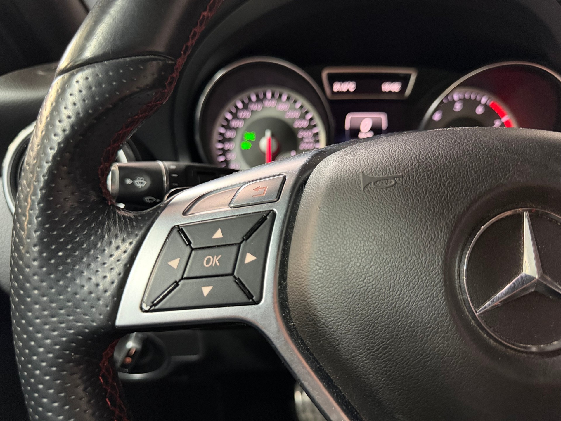 MERCEDES-BENZ GLA 200 AMG Line 7G-DCT-image-13