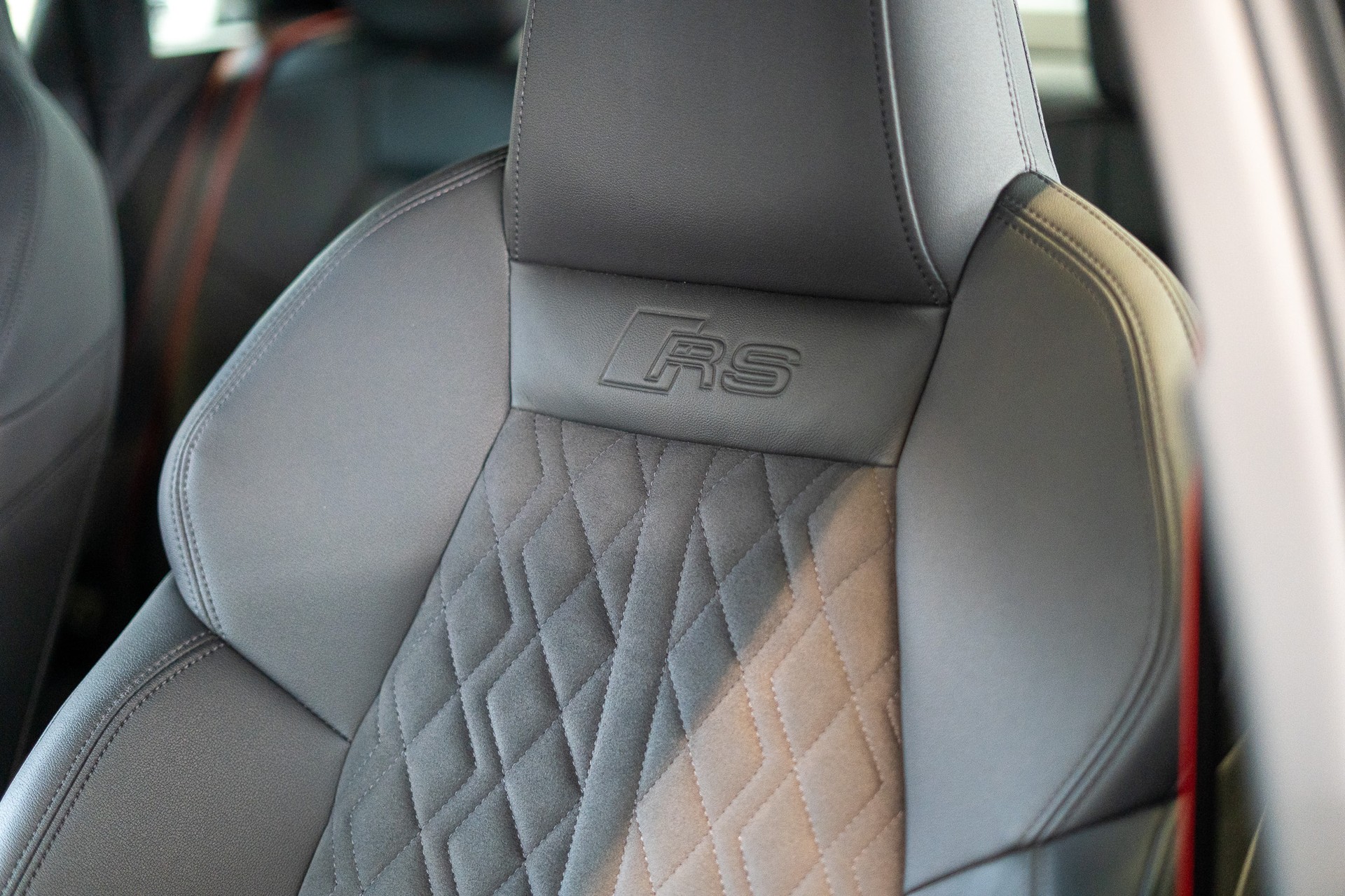 AUDI RS3 Limousine 2.5 TFSI quattro S-Tronic / Alcantara-Lenkrad / Bang&Olufsen / Rückfahrkamera-image-9