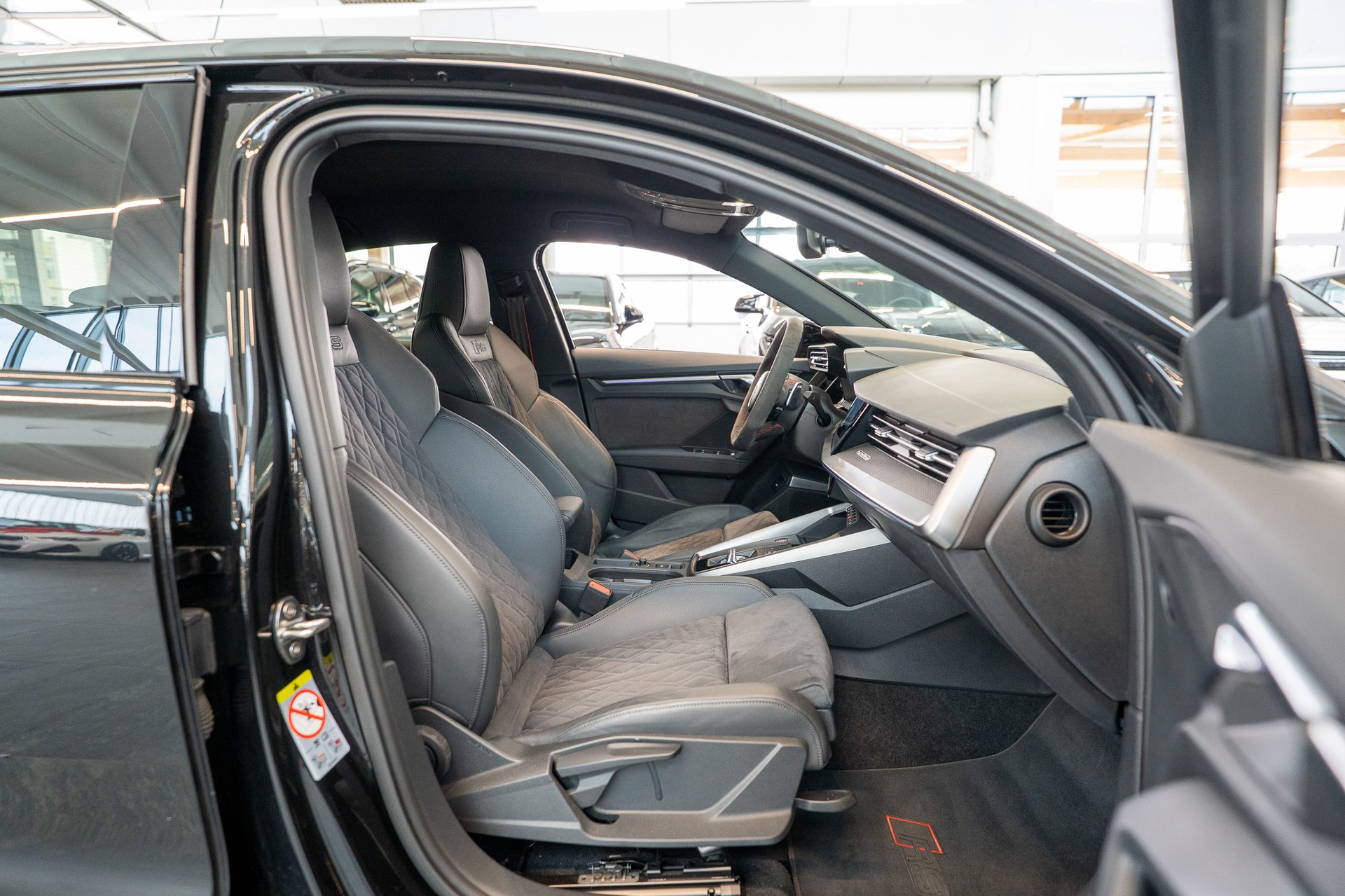 AUDI RS3 Limousine 2.5 TFSI quattro S-Tronic / Alcantara-Lenkrad / Bang&Olufsen / Rückfahrkamera-image-15