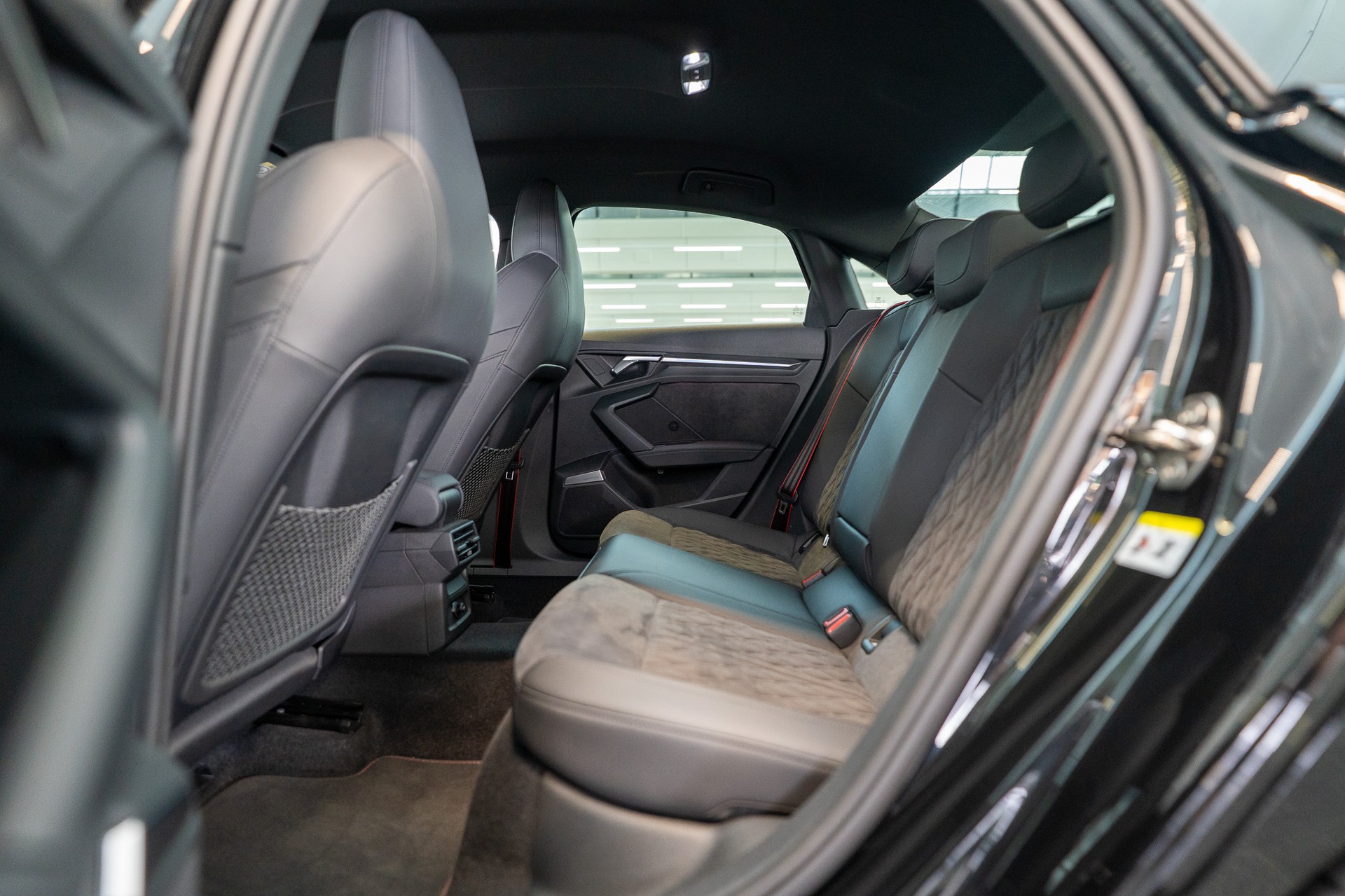 AUDI RS3 Limousine 2.5 TFSI quattro S-Tronic / Alcantara-Lenkrad / Bang&Olufsen / Rückfahrkamera-image-14