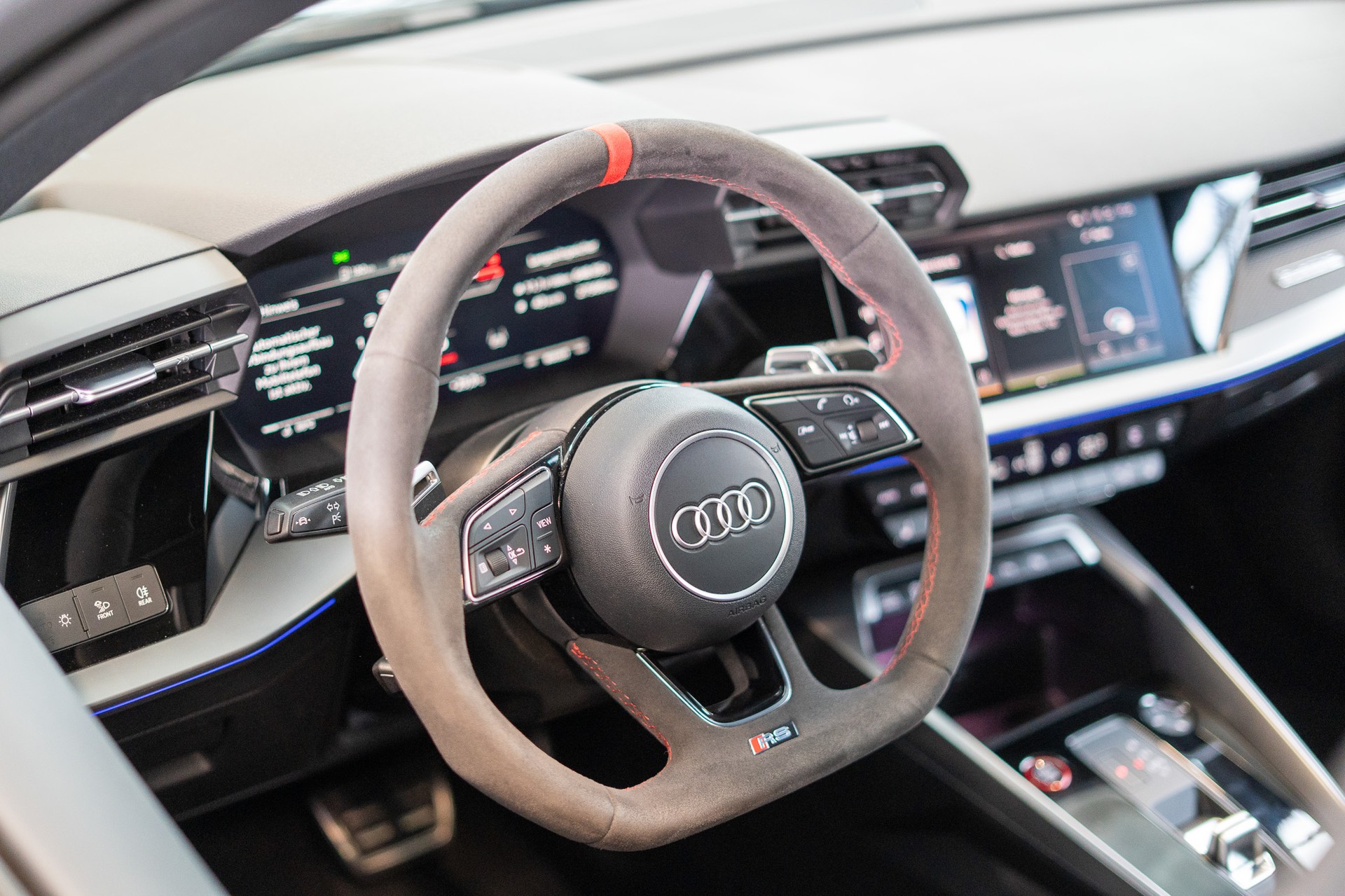 AUDI RS3 Limousine 2.5 TFSI quattro S-Tronic / Alcantara-Lenkrad / Bang&Olufsen / Rückfahrkamera-image-10
