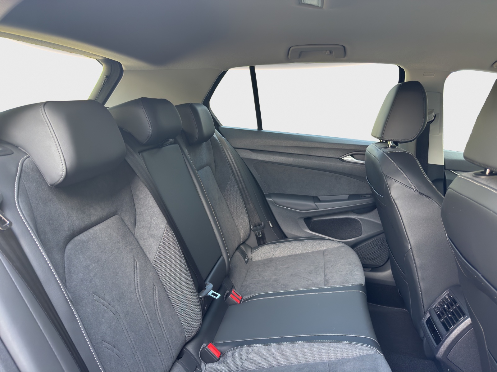 VW Golf 1.5 e TSI mHEV Style DSG-image-11