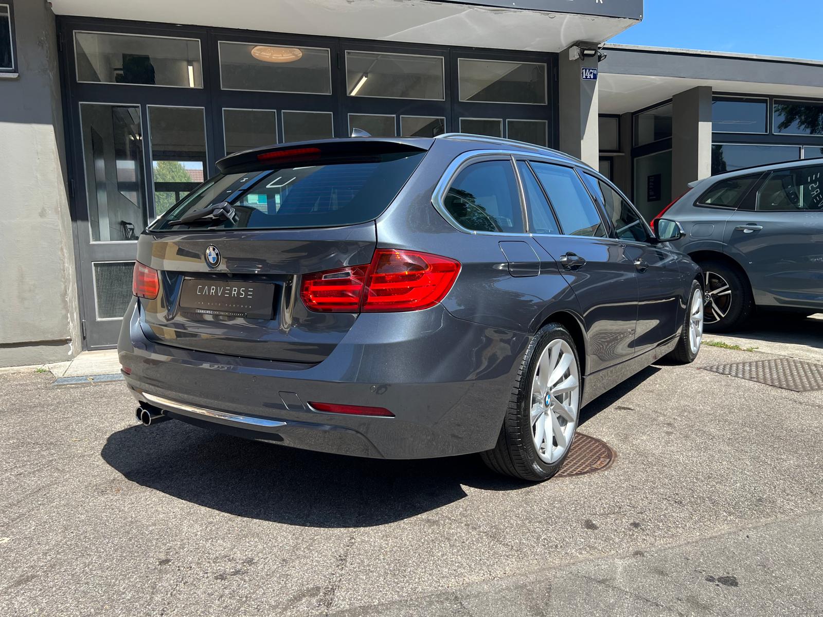 BMW 328i Touring-showroom-element-3