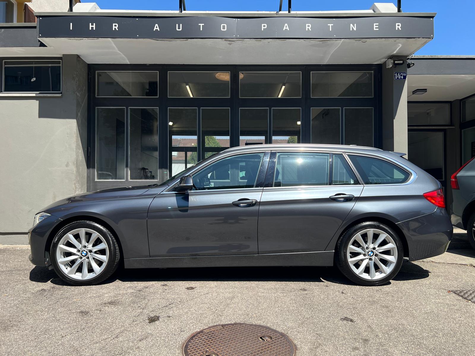 BMW 328i Touring-showroom-element-2