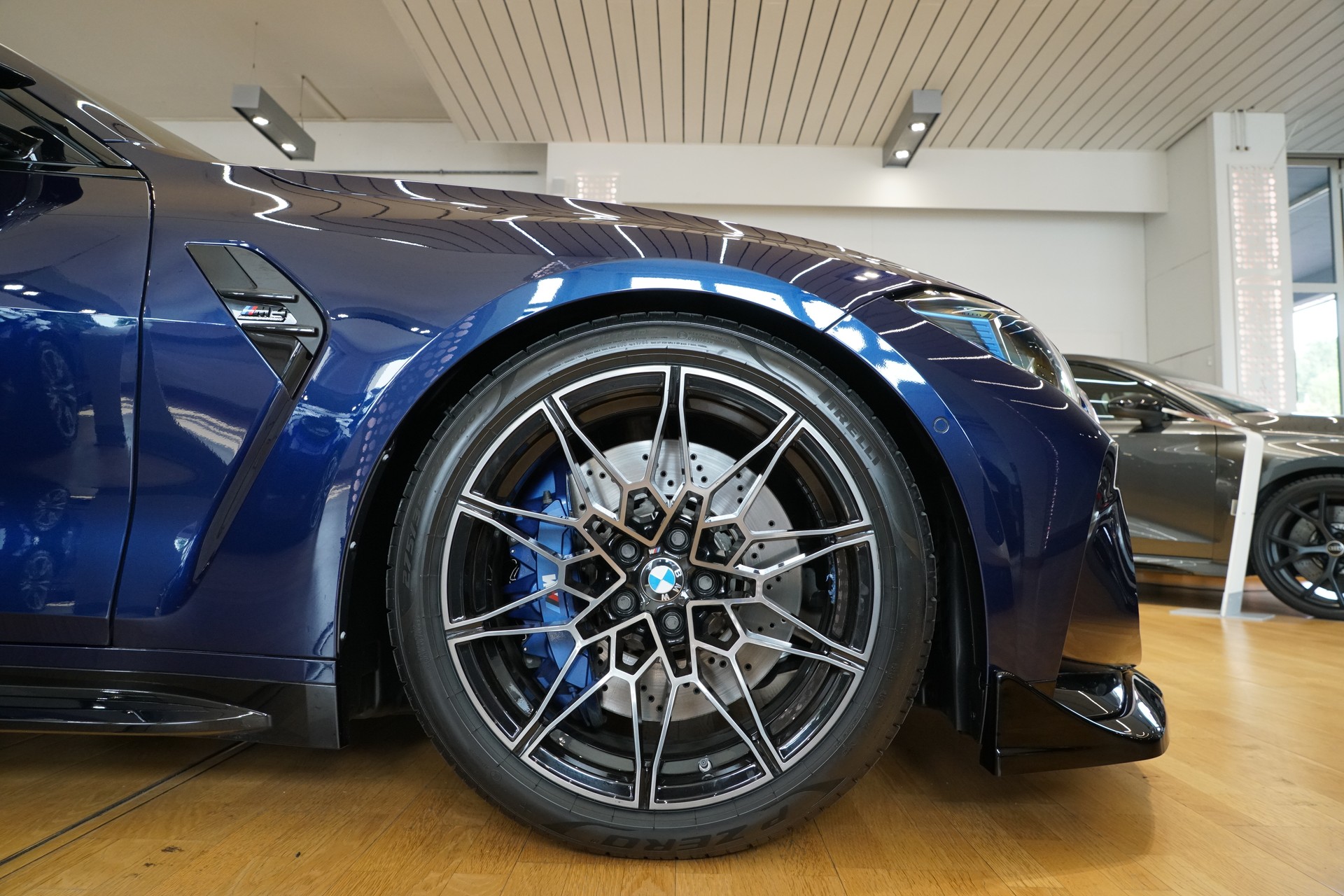 BMW M4 Coupé Competition M xDrive Individual Tansanitblau-showroom-element-3