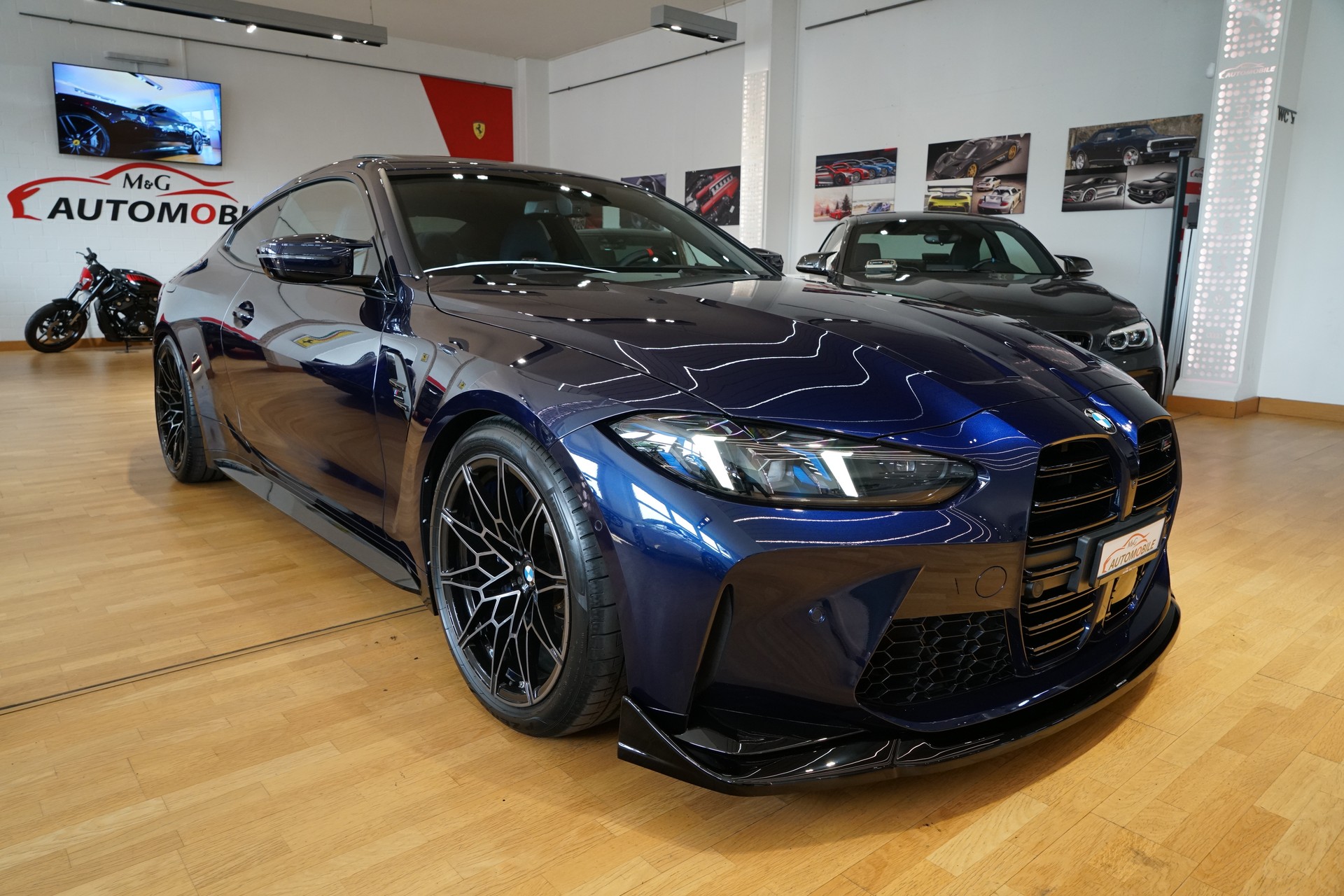 BMW M4 Coupé Competition M xDrive Individual Tansanitblau-showroom-element-2
