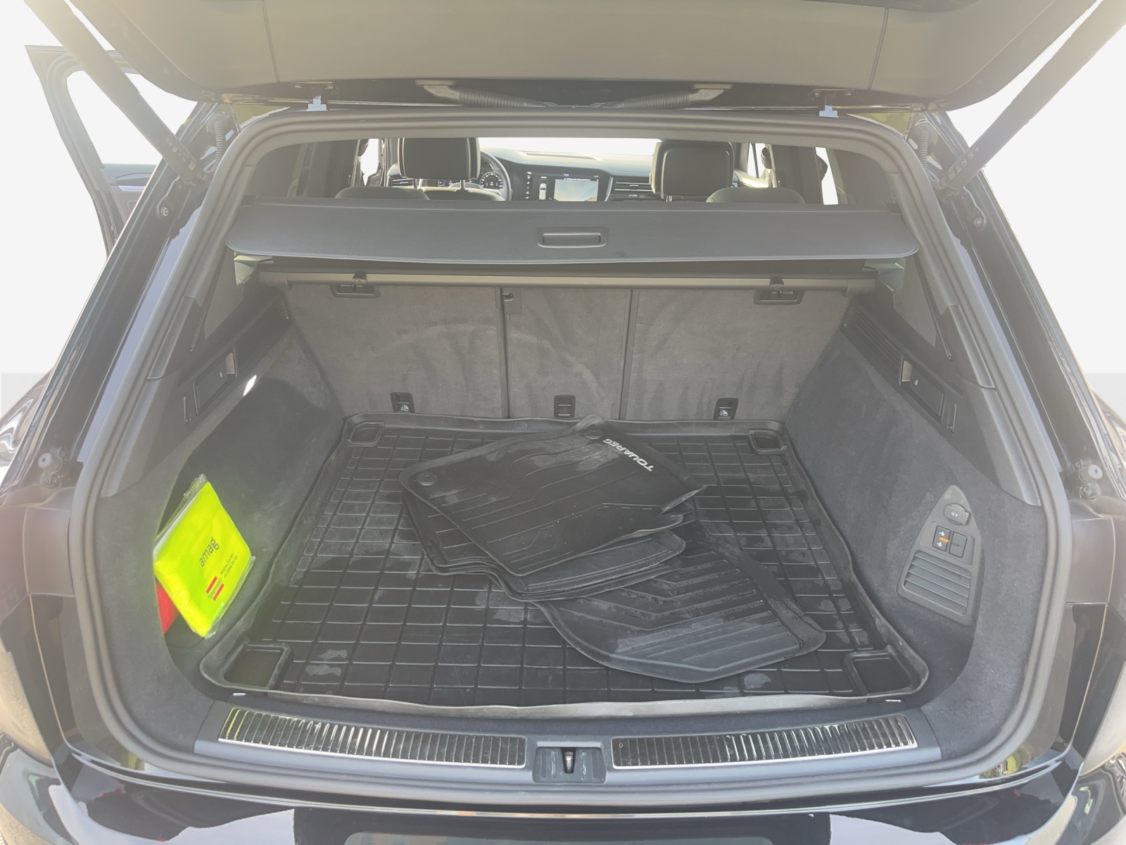 VW Touareg 3.0 TDI R Line Tiptronic-image-12