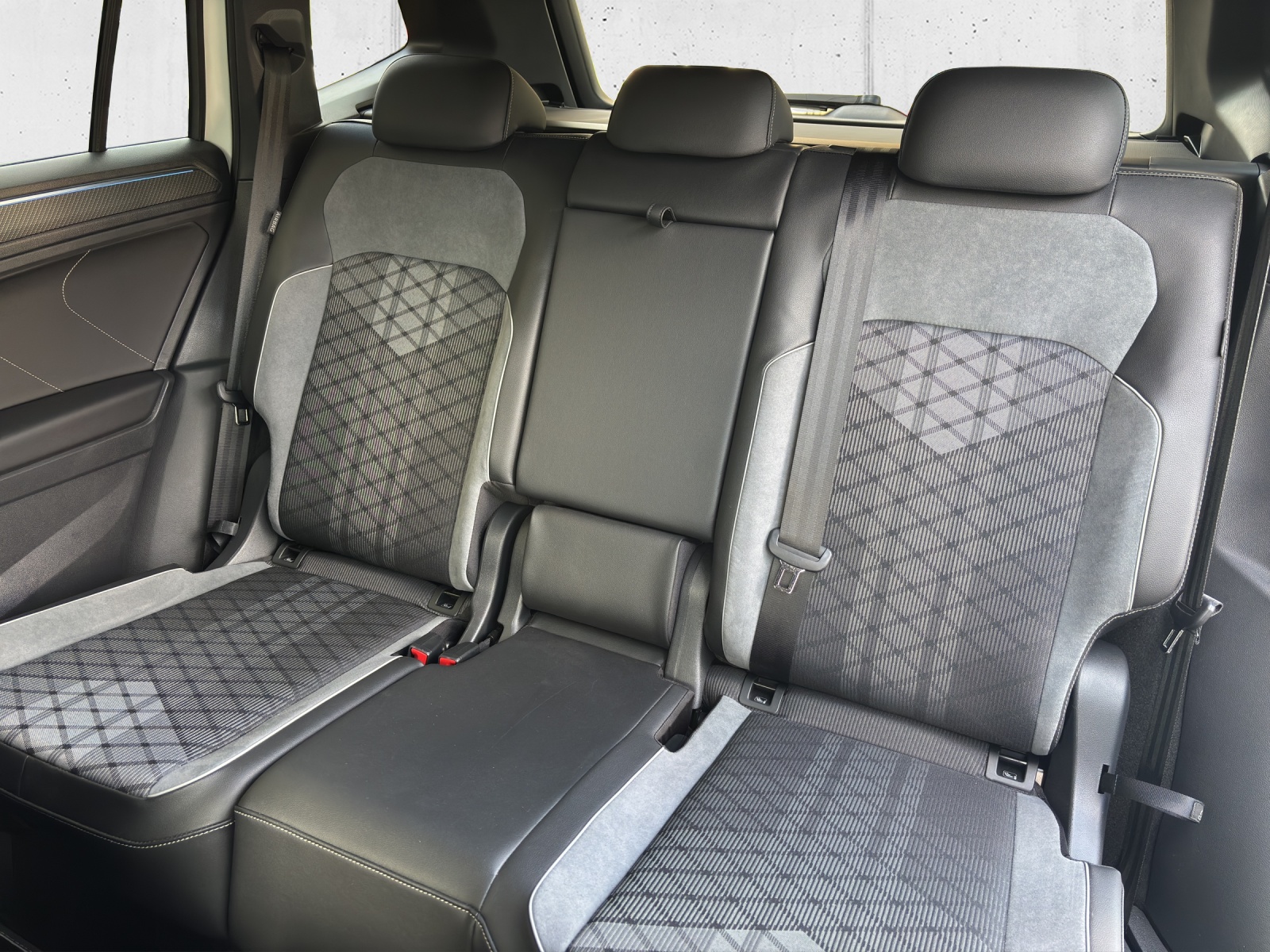 VW Tiguan Allspace 2.0 TDI SCR R-Line 4Motion DSG mit AHK, Head-Up-Display & 360°Kamrea-image-28