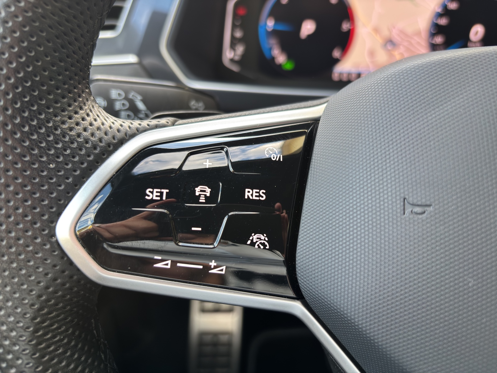 VW Tiguan Allspace 2.0 TDI SCR R-Line 4Motion DSG mit AHK, Head-Up-Display & 360°Kamrea-image-14