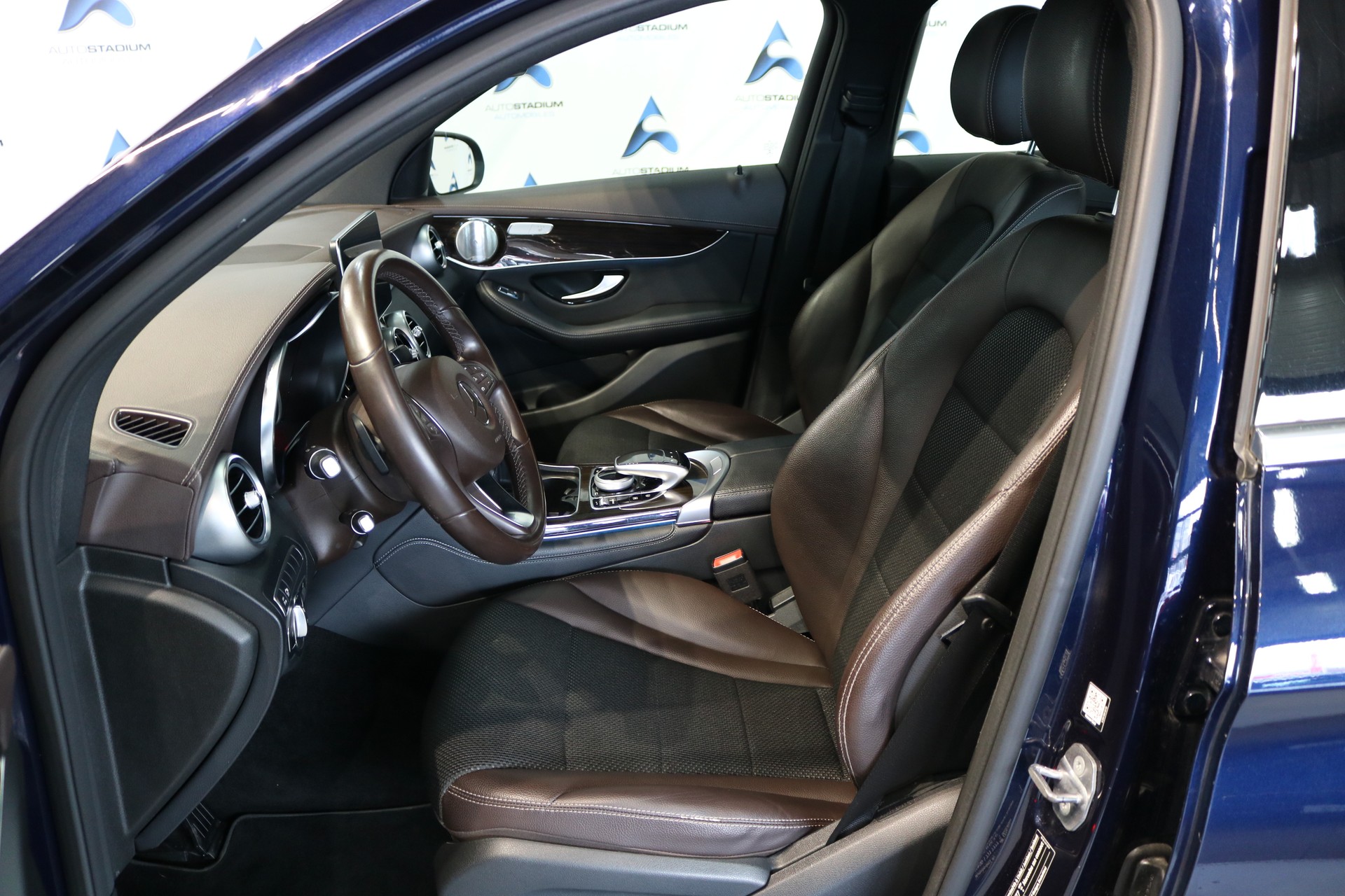 MERCEDES-BENZ GLC 300 4Matic Exclusive 9G-Tronic-showroom-element-2