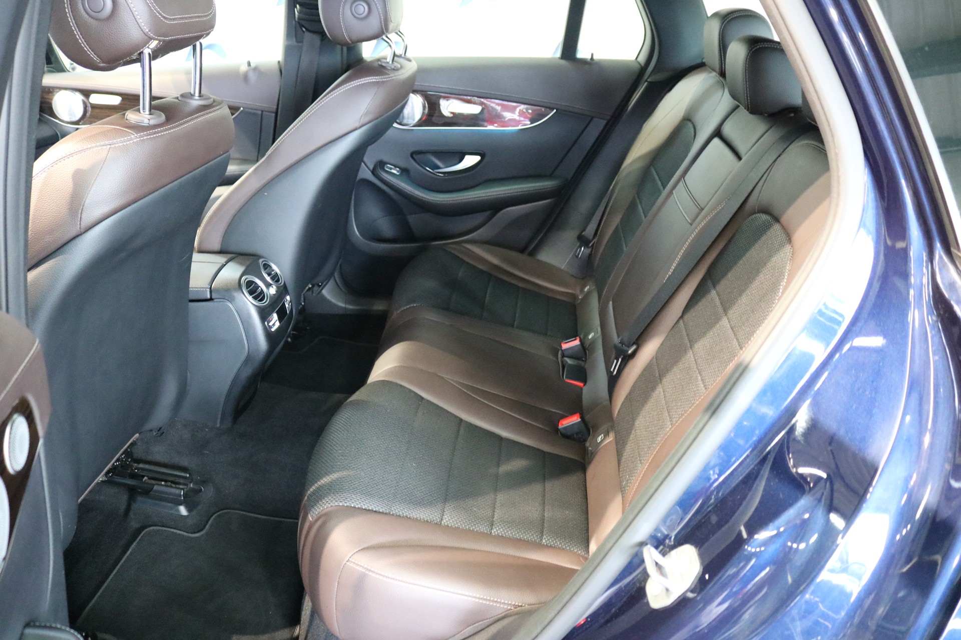 MERCEDES-BENZ GLC 300 4Matic Exclusive 9G-Tronic-image-4