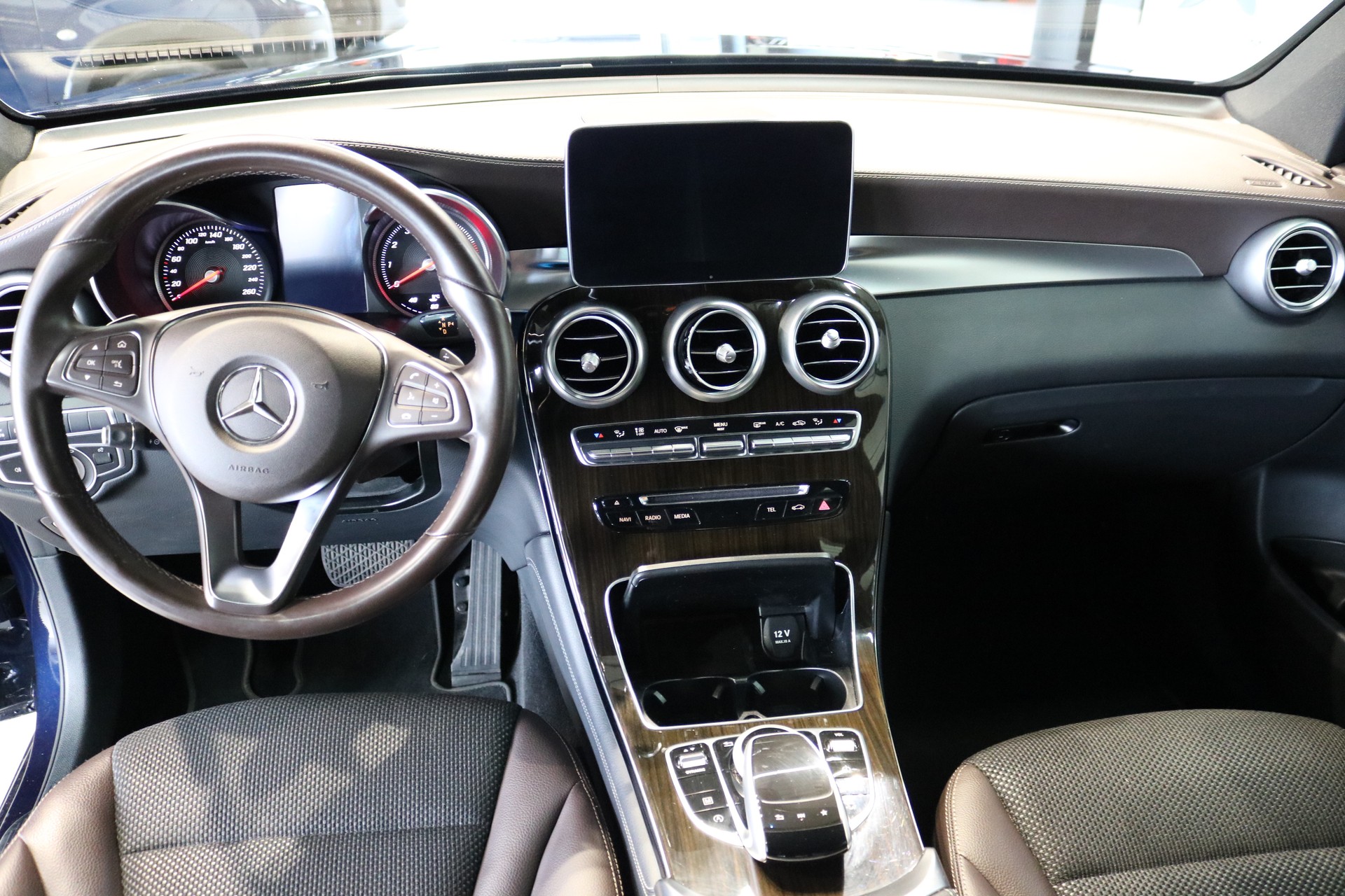 MERCEDES-BENZ GLC 300 4Matic Exclusive 9G-Tronic-showroom-element-3