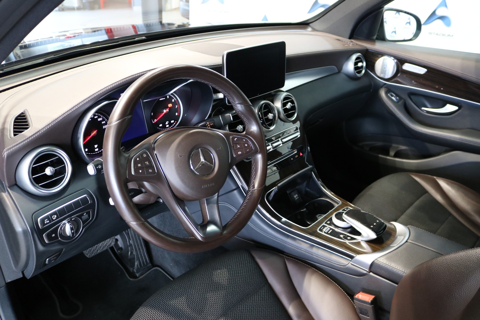 MERCEDES-BENZ GLC 300 4Matic Exclusive 9G-Tronic-showroom-element-1