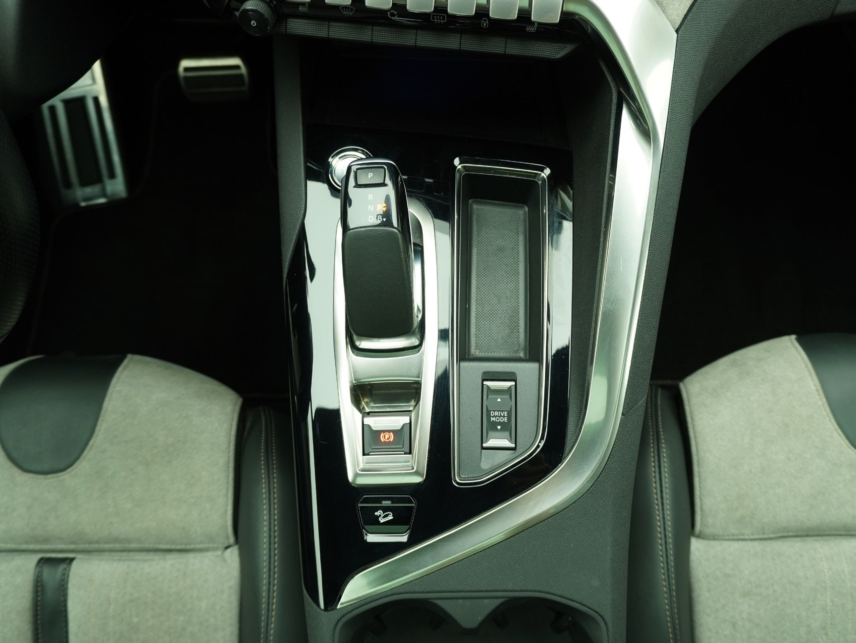 PEUGEOT 3008 1.6 Plug-in Hybrid4 GT Pack-image-14