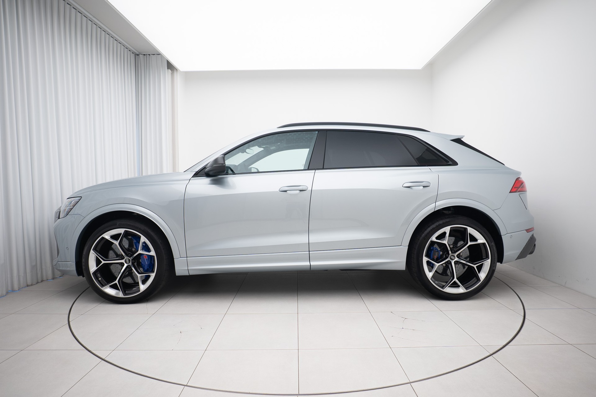 AUDI RSQ8 performance quattro-showroom-element-1
