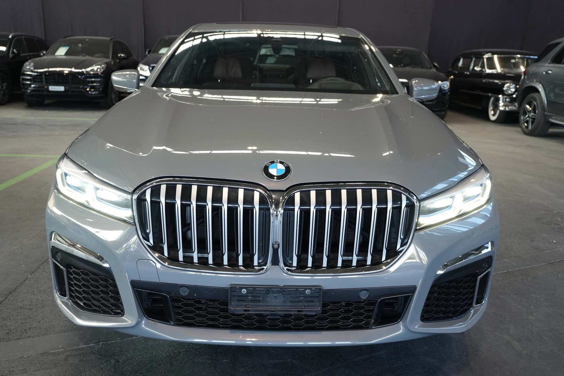 BMW 750i xDrive Steptronic-showroom-element-3