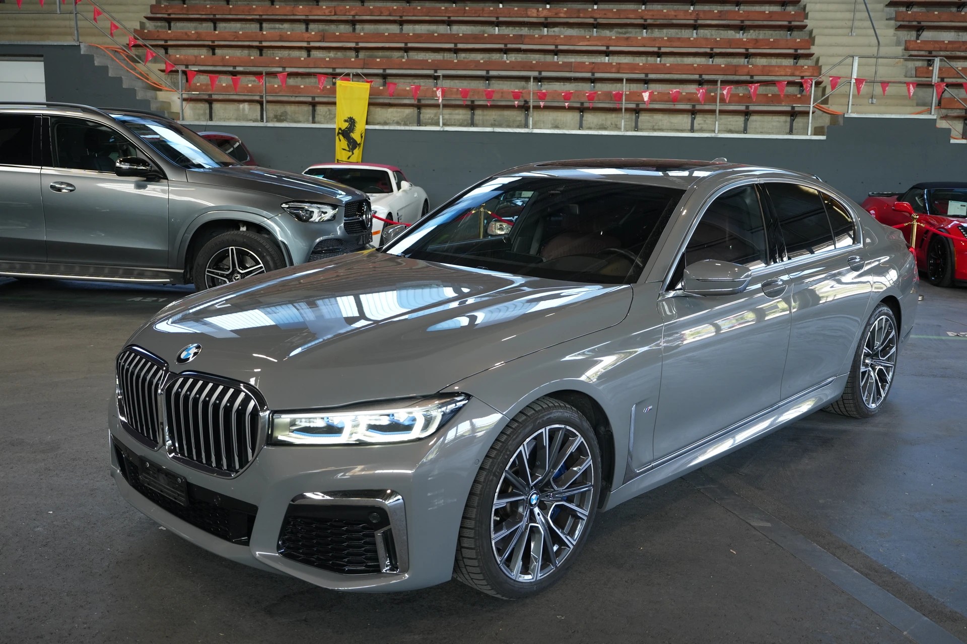 BMW 750i xDrive Steptronic-showroom-element-1
