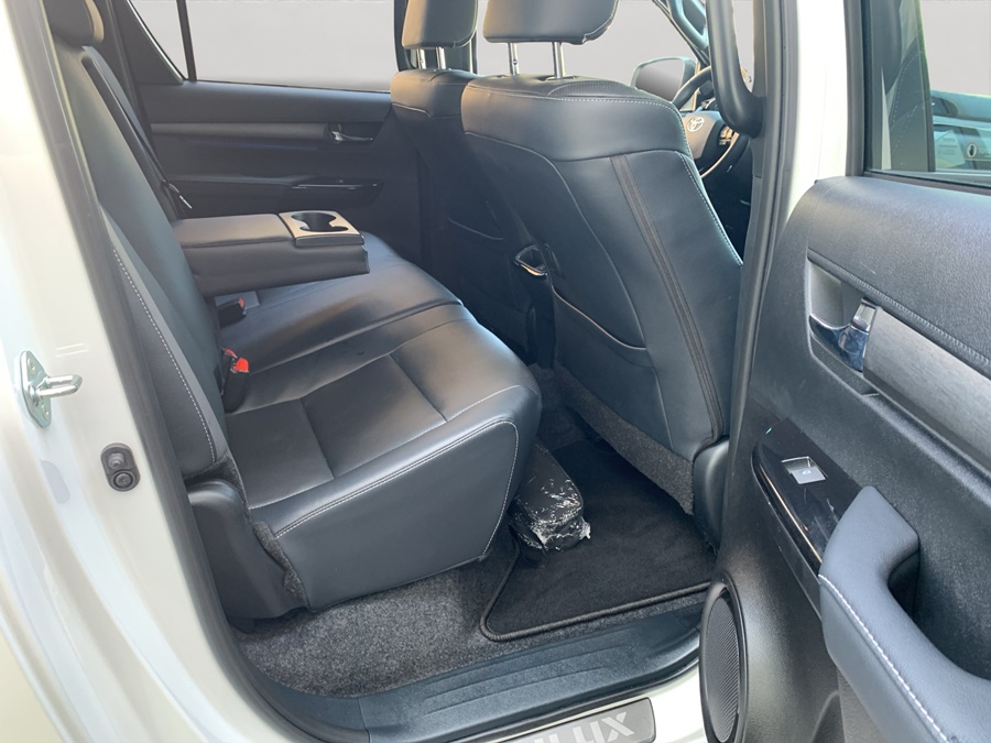 TOYOTA Hilux 2.8D-4D Invincible Double Cab 4x4 A-image-9