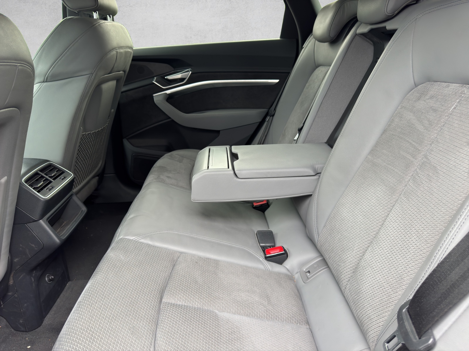 AUDI e-tron 50 Sportback Advanced quattro-image-11