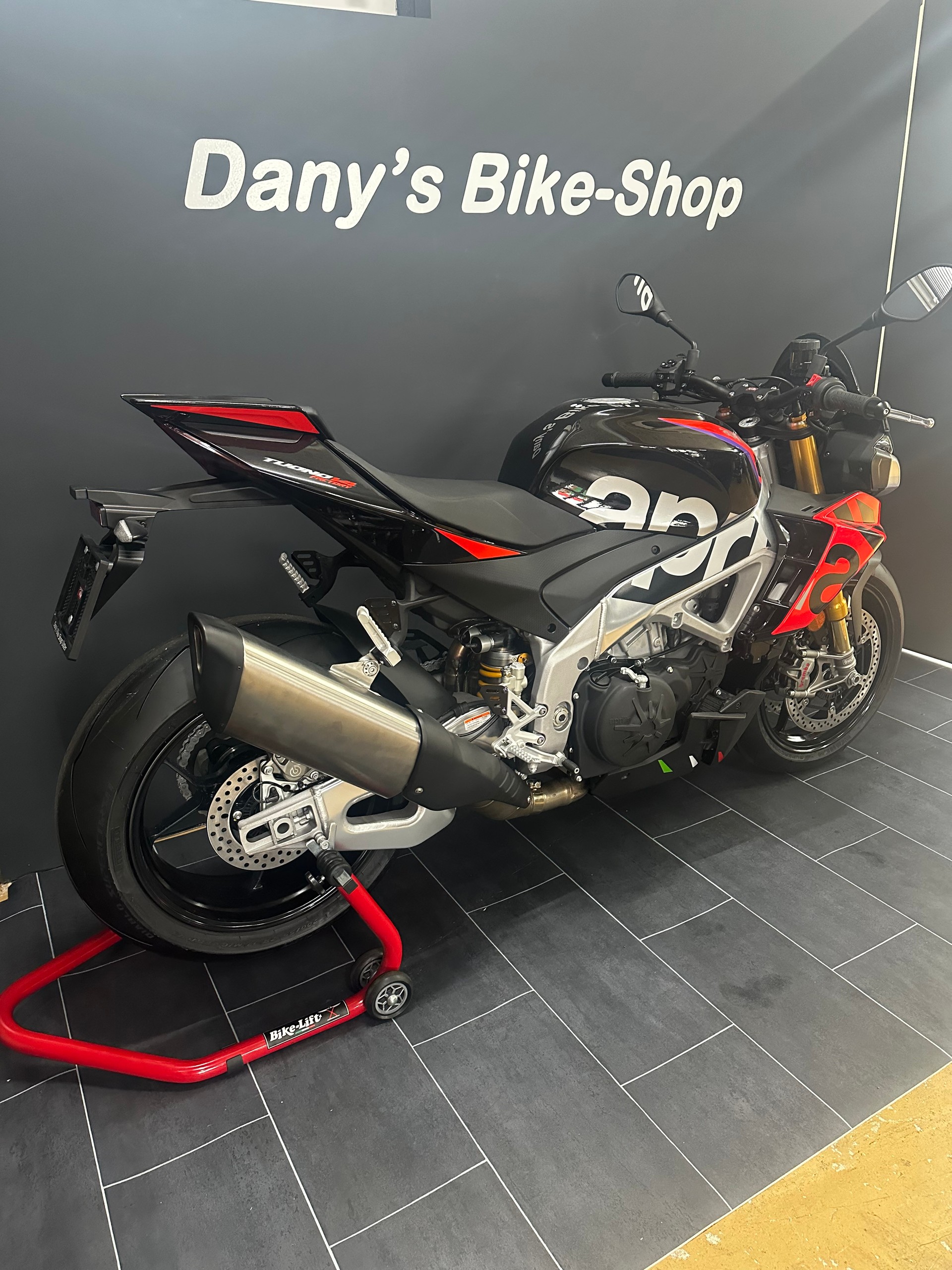 APRILIA Tuono V4 1100 Factory-image-3