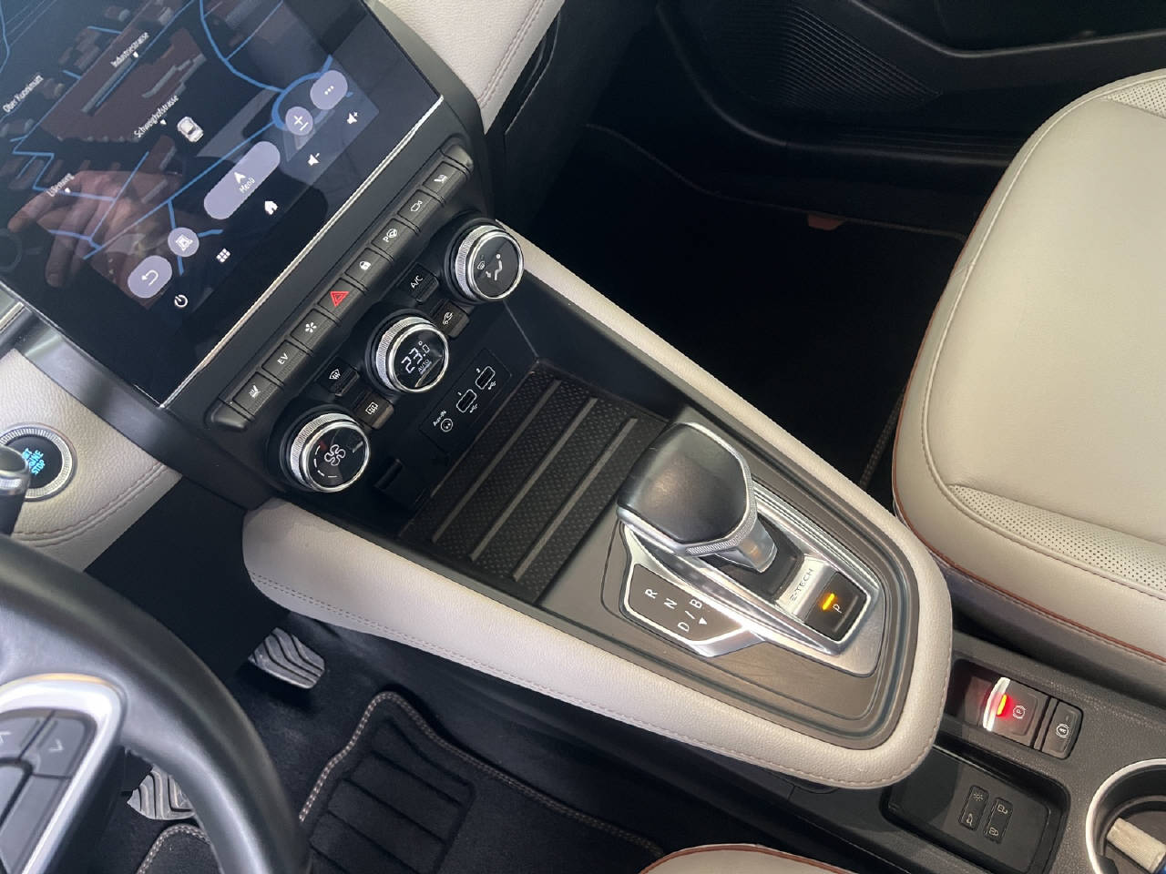 RENAULT Captur 1.6 E-Tech Plug-in Initiale-image-17