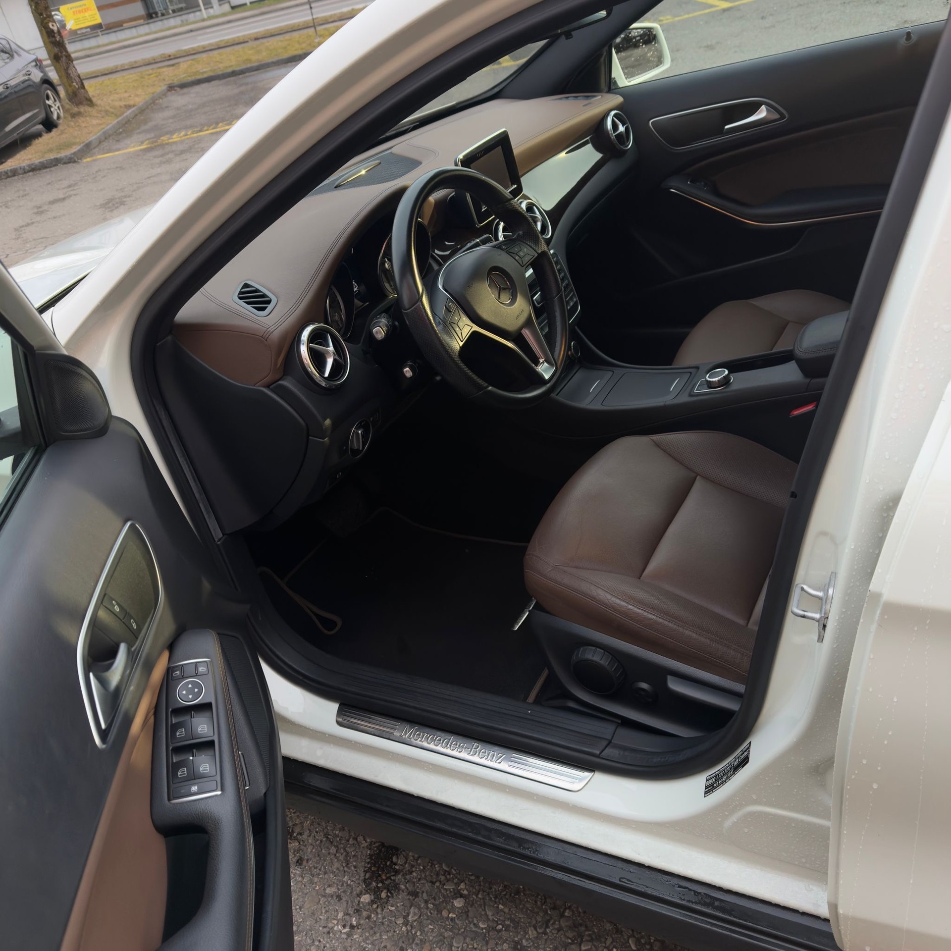 MERCEDES-BENZ GLA 250 Urban 4Matic 7G-DCT-image-11