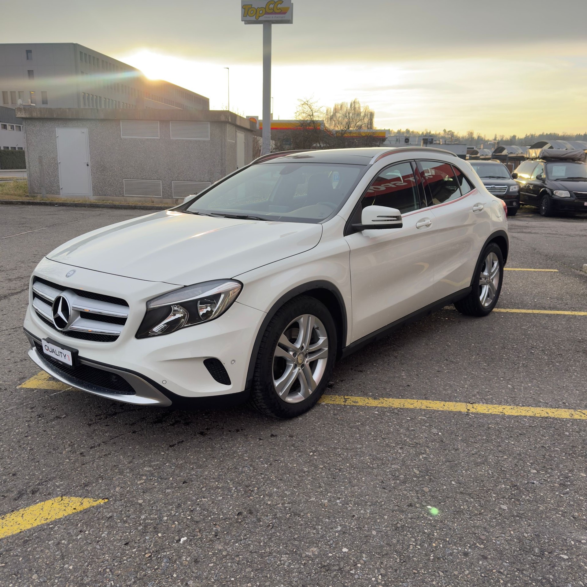 MERCEDES-BENZ GLA 250 Urban 4Matic 7G-DCT-image-1