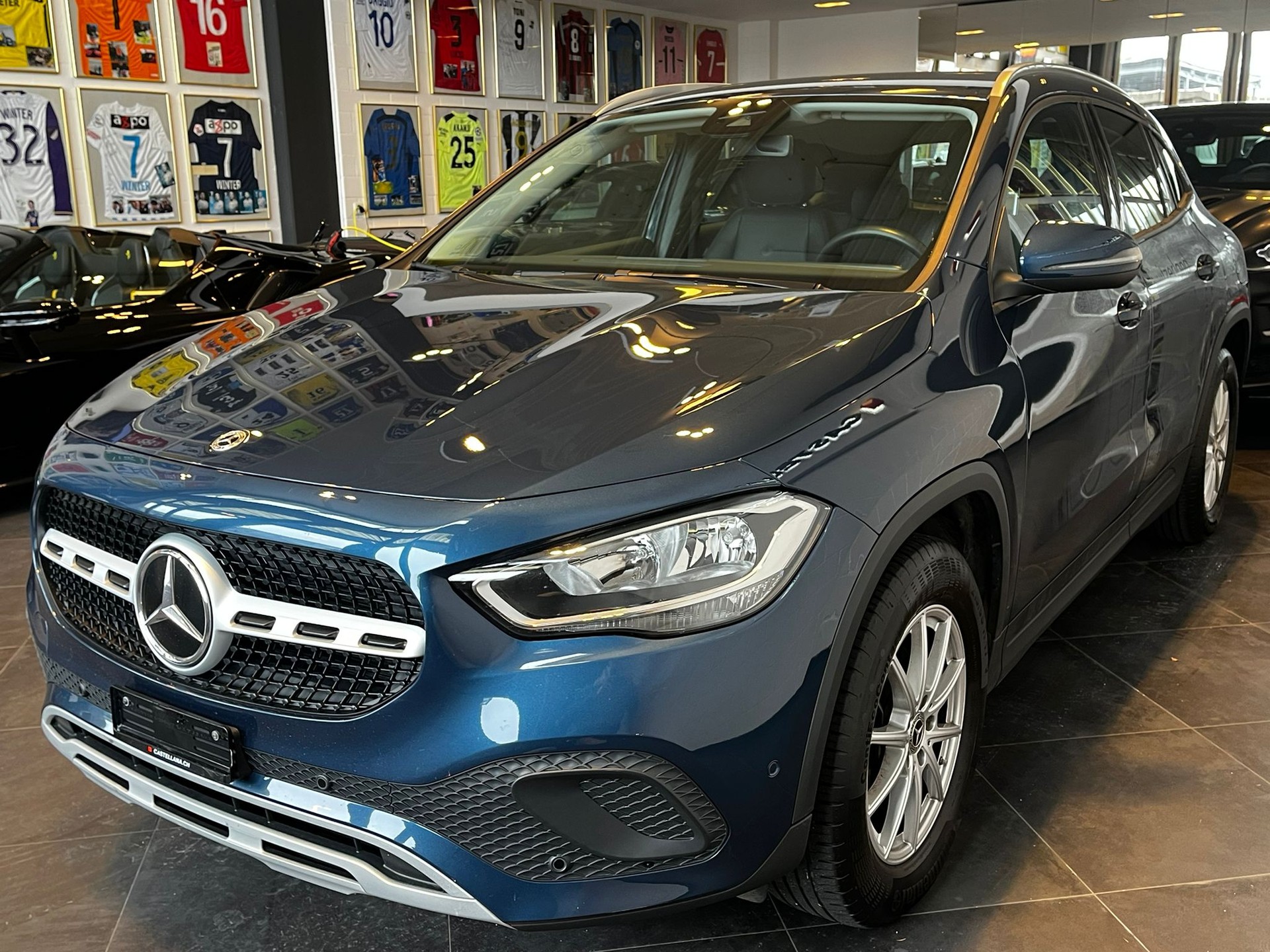 MERCEDES-BENZ GLA 180 7G-DCT-showroom-element-3