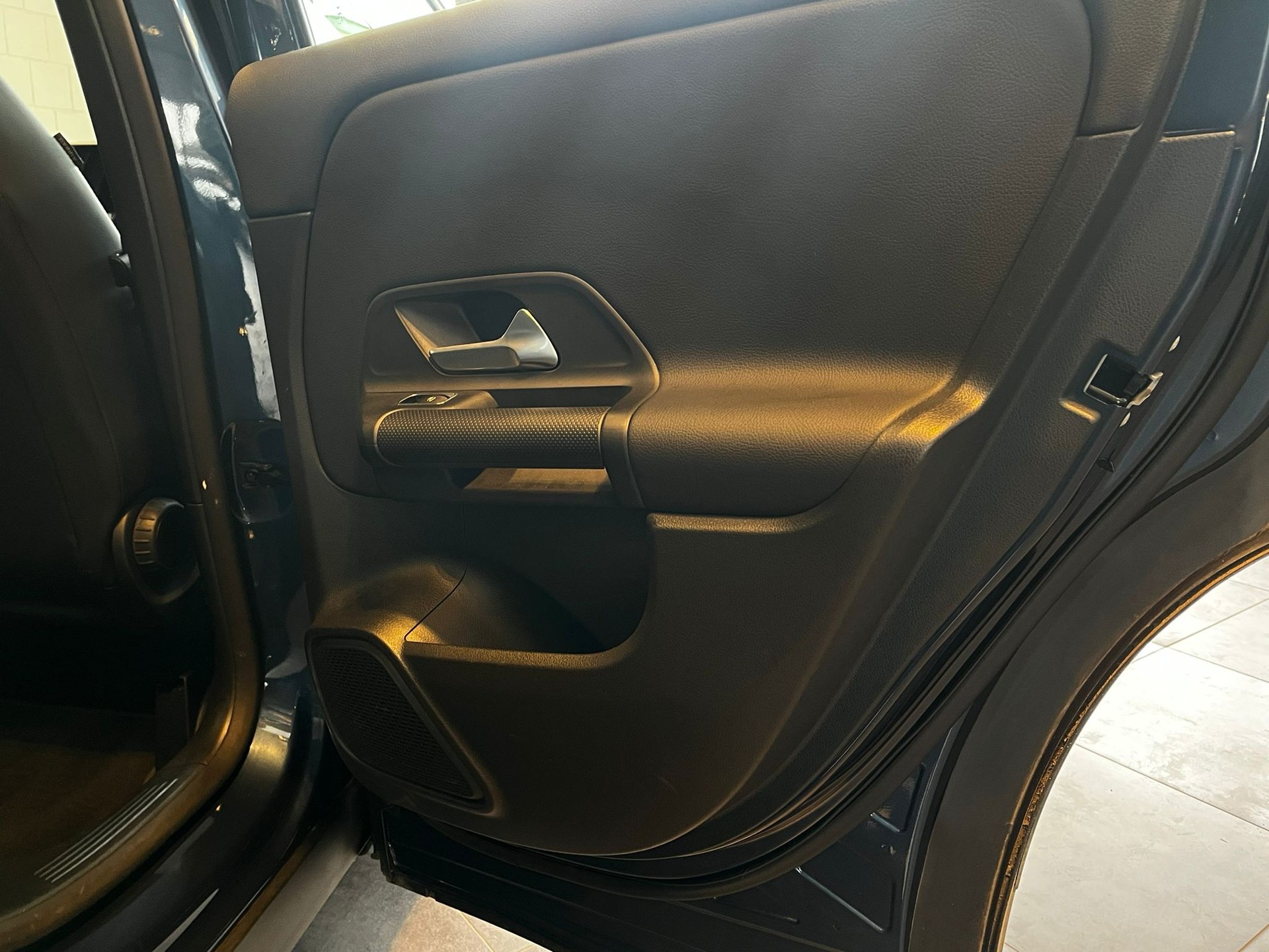 MERCEDES-BENZ GLA 180 7G-DCT-image-23