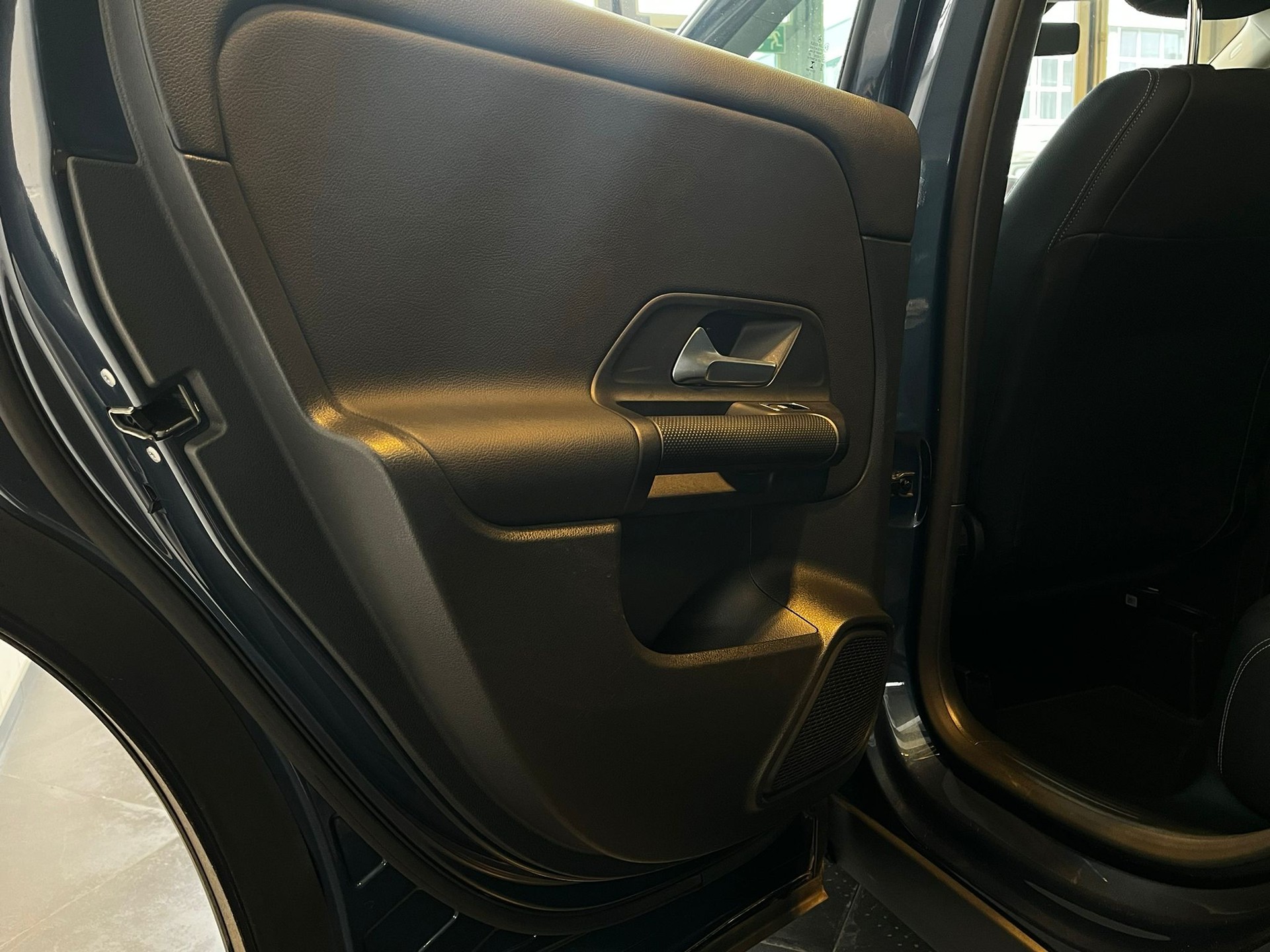 MERCEDES-BENZ GLA 180 7G-DCT-image-22