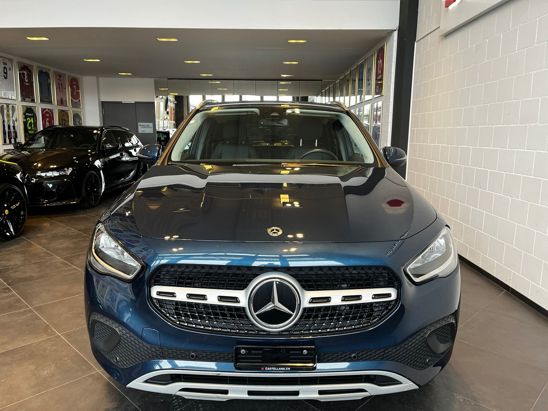 MERCEDES-BENZ GLA 180 7G-DCT-showroom-element-1