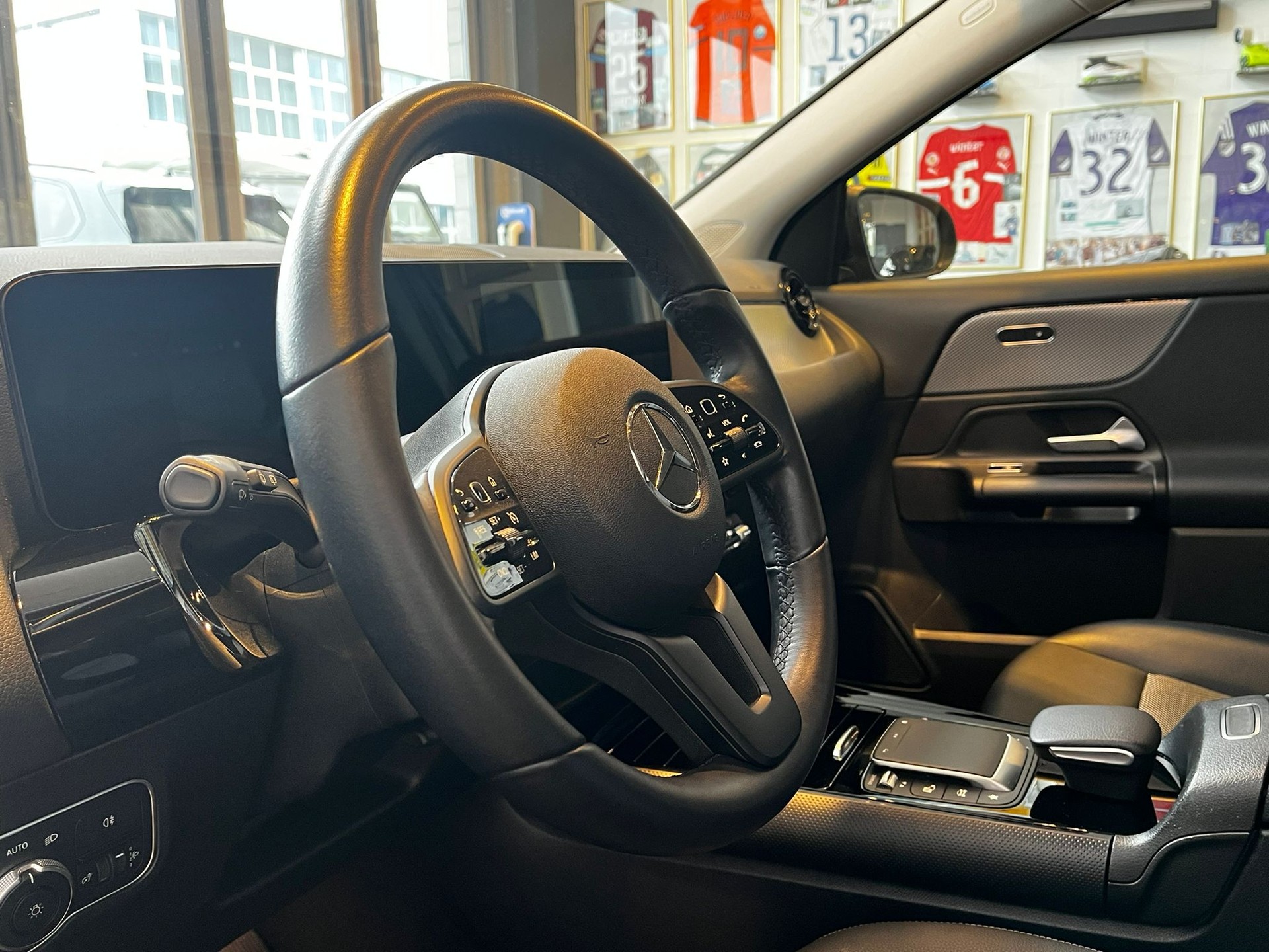 MERCEDES-BENZ GLA 180 7G-DCT-image-12