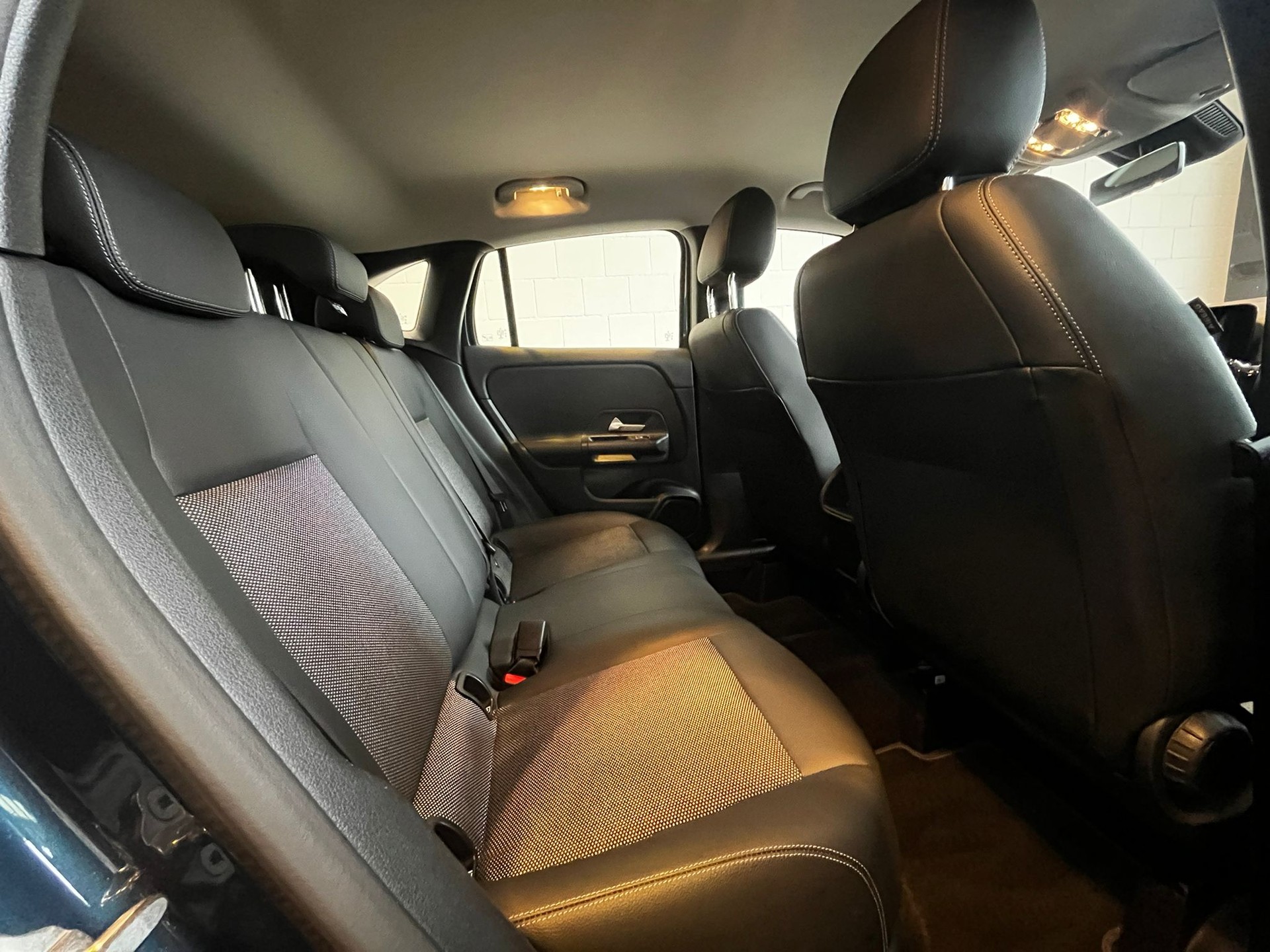 MERCEDES-BENZ GLA 180 7G-DCT-image-15