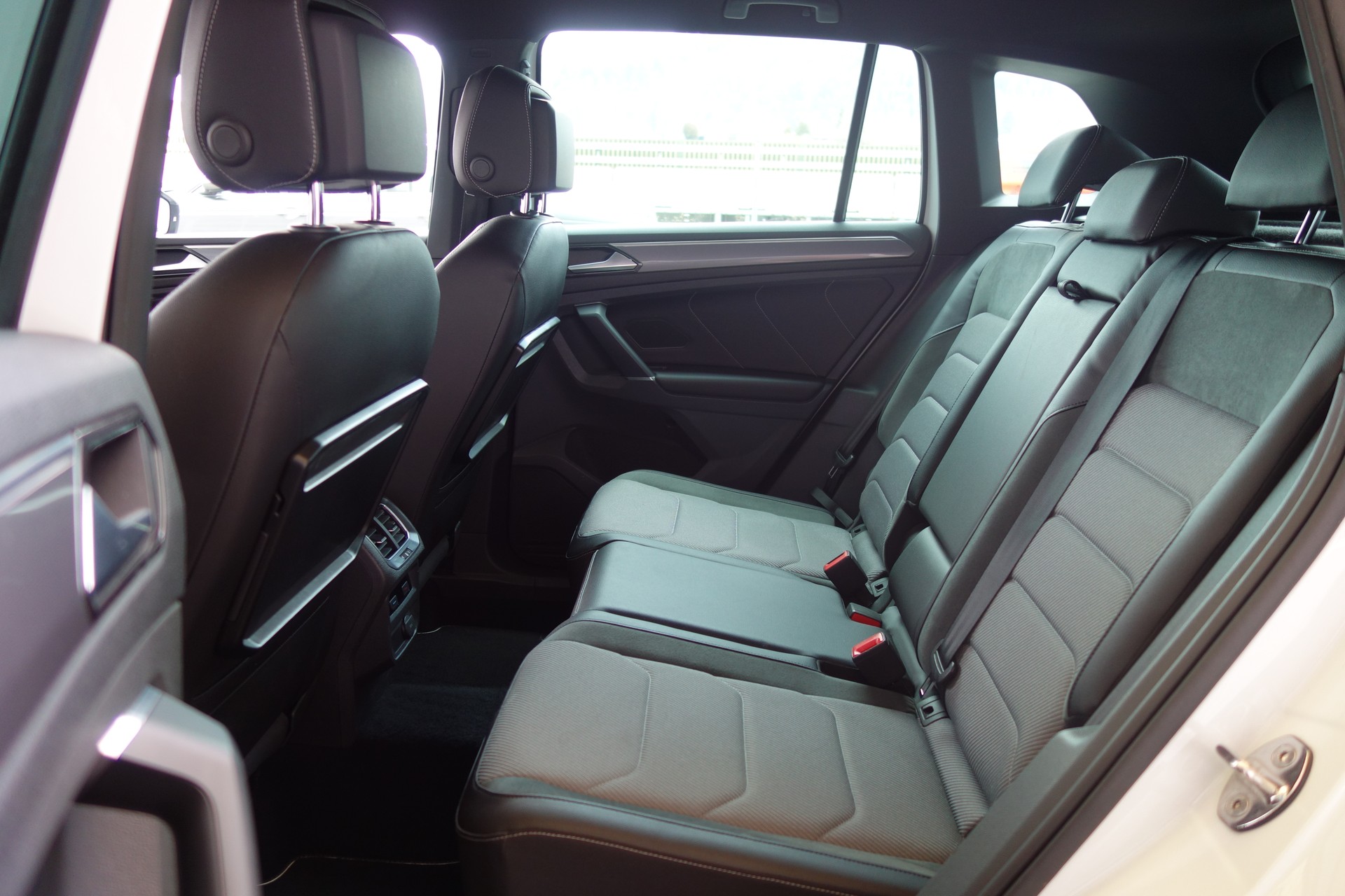 VW Tiguan 2.0 TDI SCR R-Line 4Motion DSG-image-10