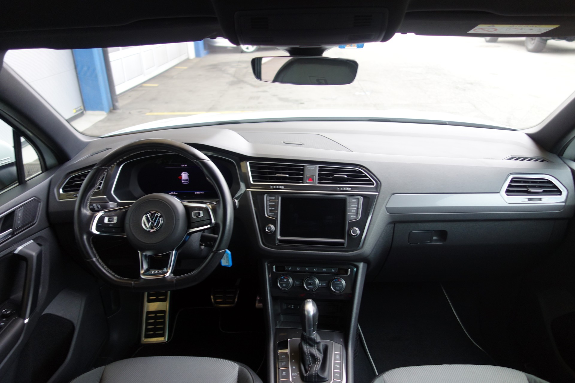 VW Tiguan 2.0 TDI SCR R-Line 4Motion DSG-image-11