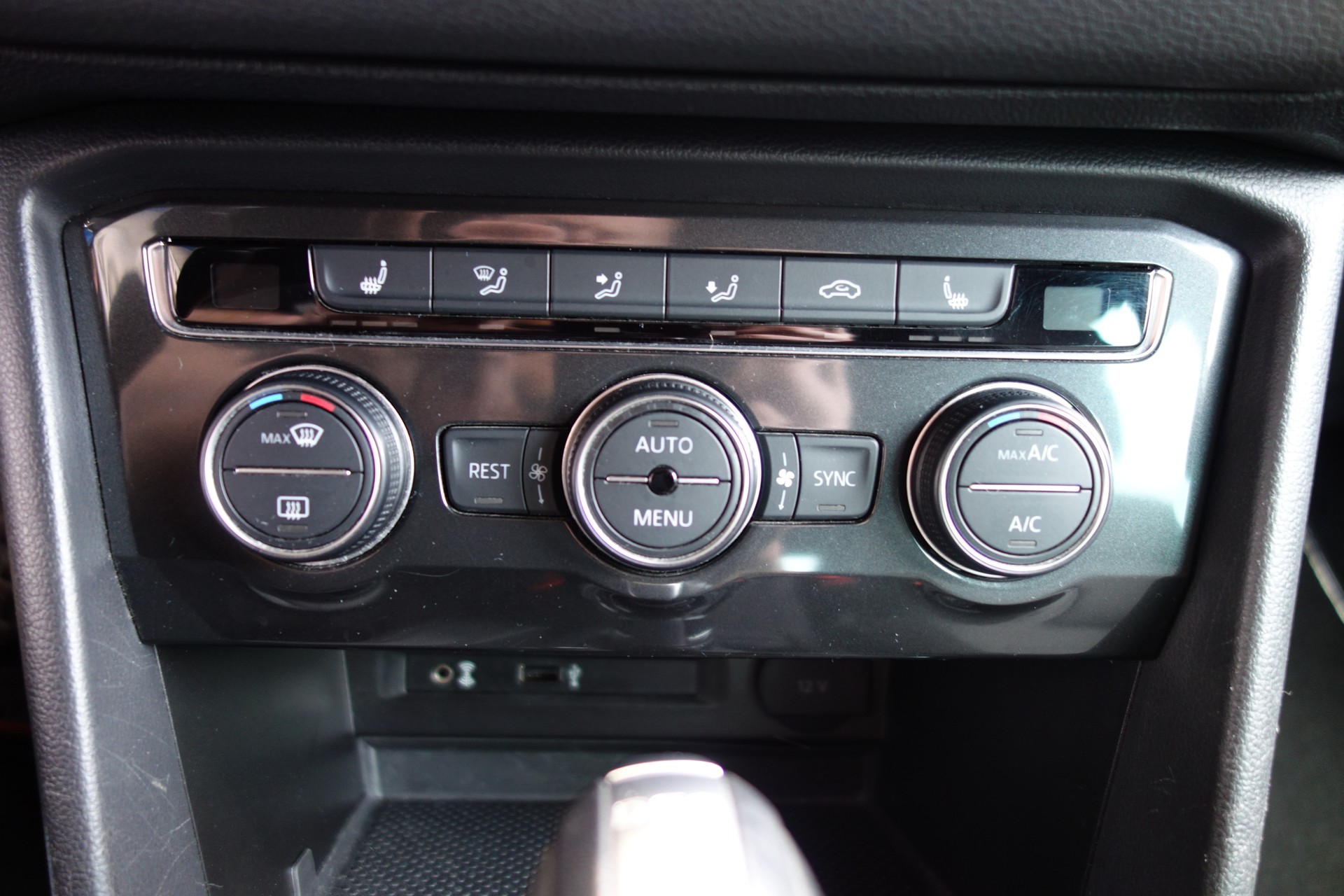 VW Tiguan 2.0 TDI SCR R-Line 4Motion DSG-image-16
