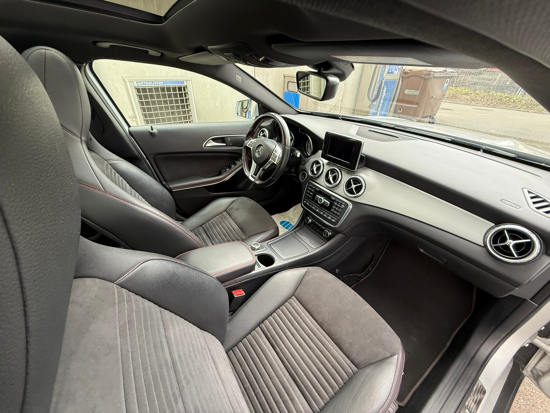 MERCEDES-BENZ GLA 250 AMG Line 4Matic 7G-DCT *CH Fahrzeug Frisch ab MFK *Panoramaglasdach *Sitzheizung *8 Fach bereift *Rückfahrkamera-image-15